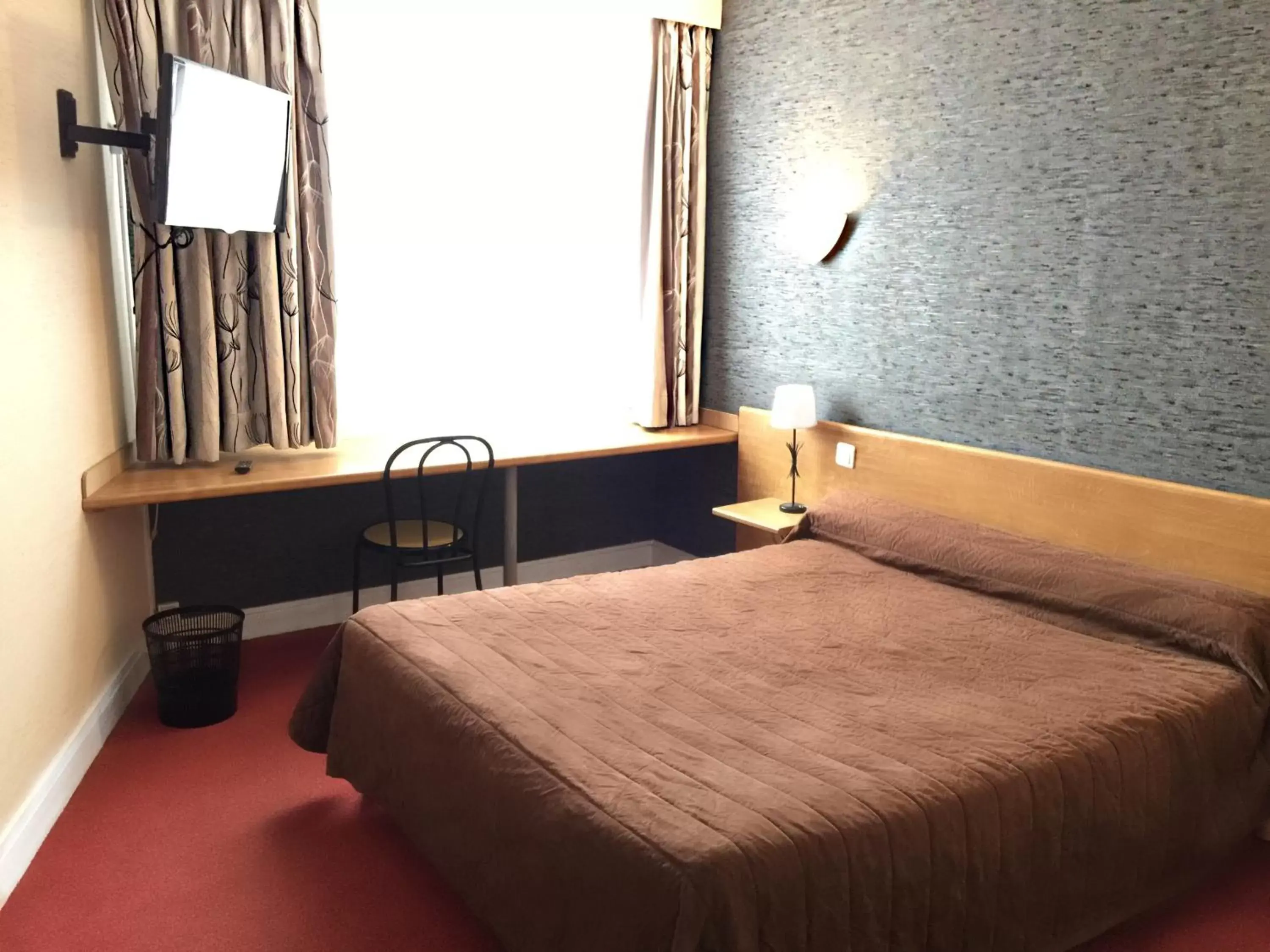 Photo of the whole room, Bed in Hotel Saint-Aignan