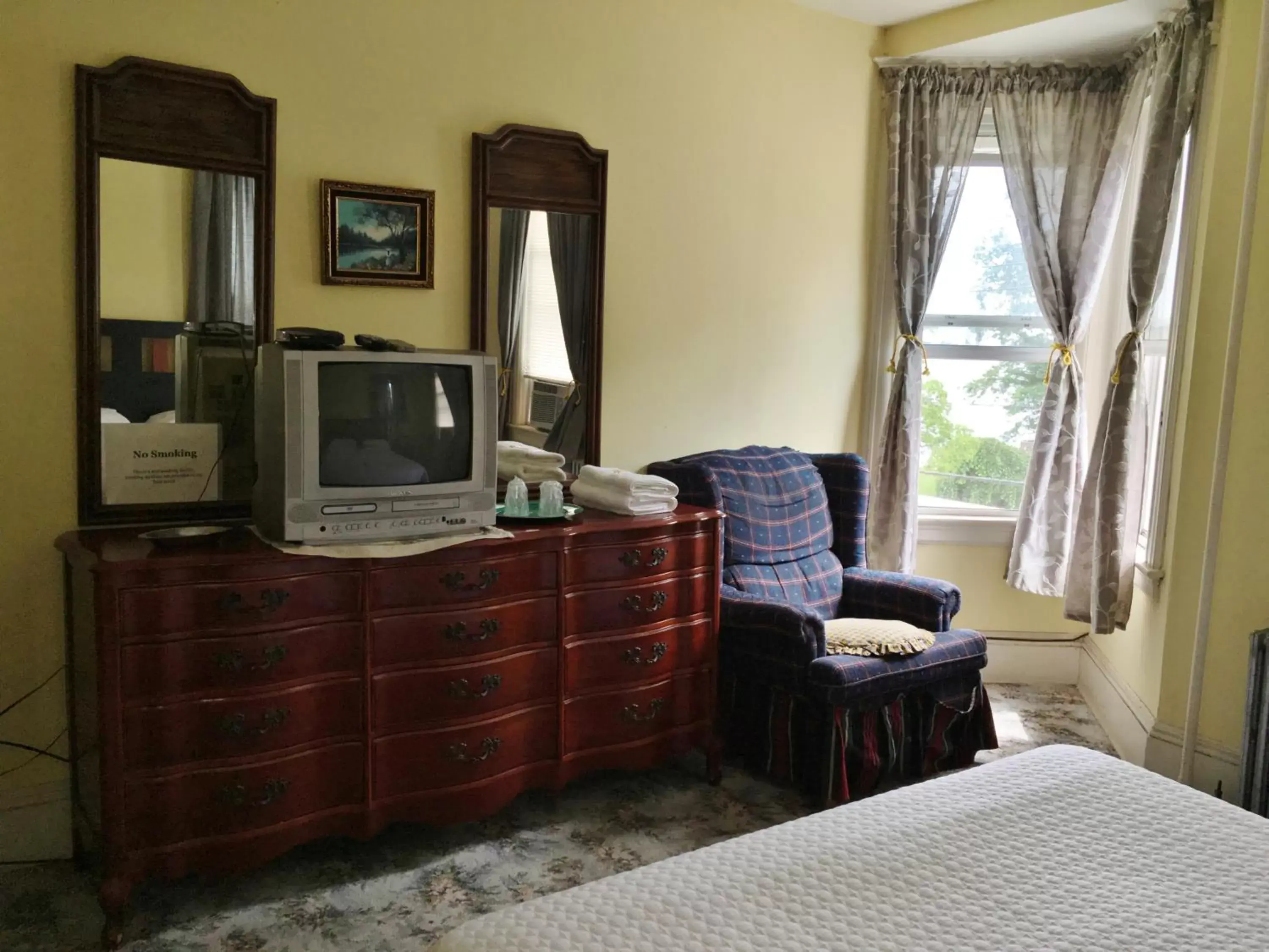 Photo of the whole room, TV/Entertainment Center in Harbor House Bed and Breakfast