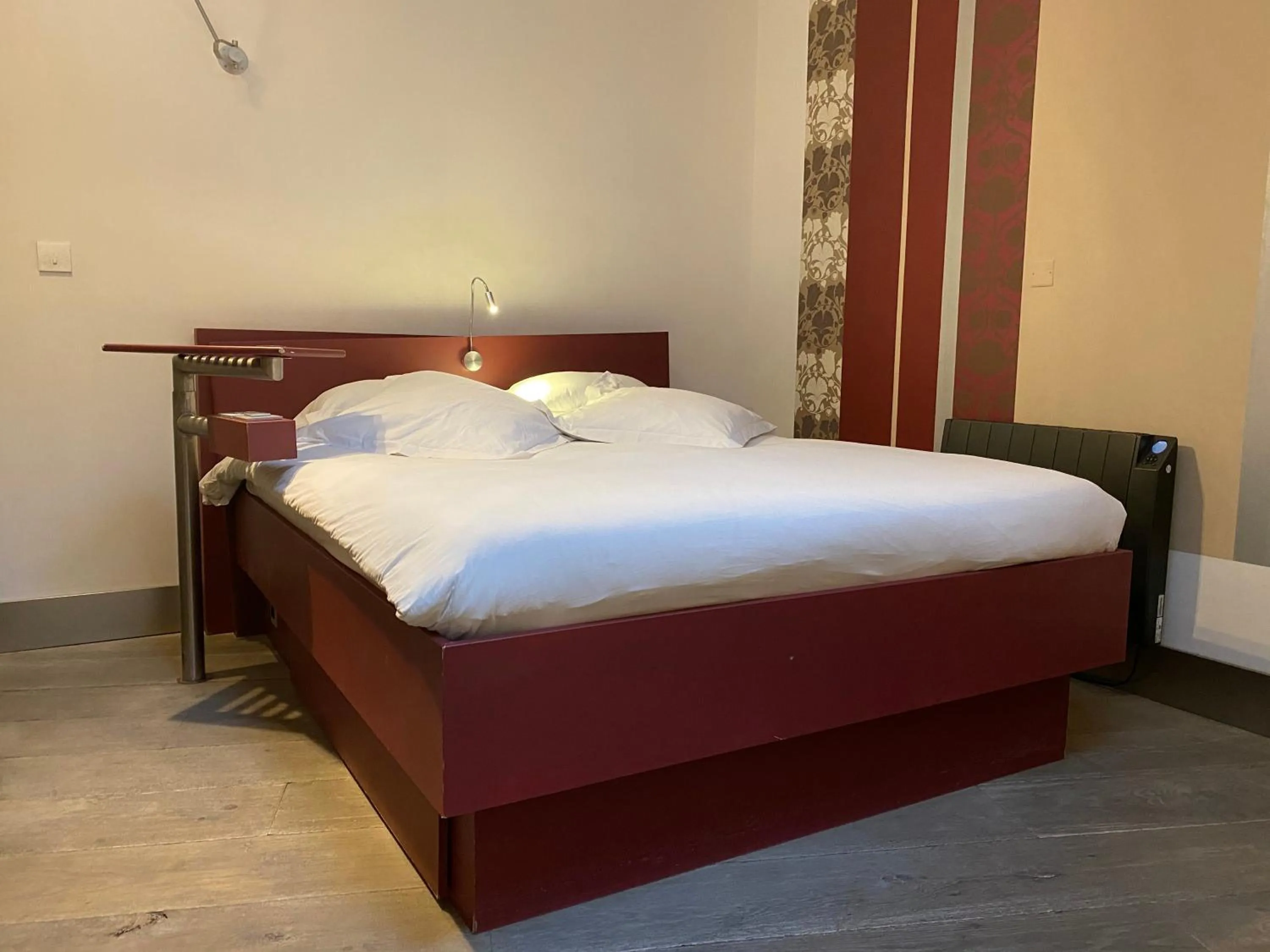 Bed in Hôtel Le Dormeur du Val