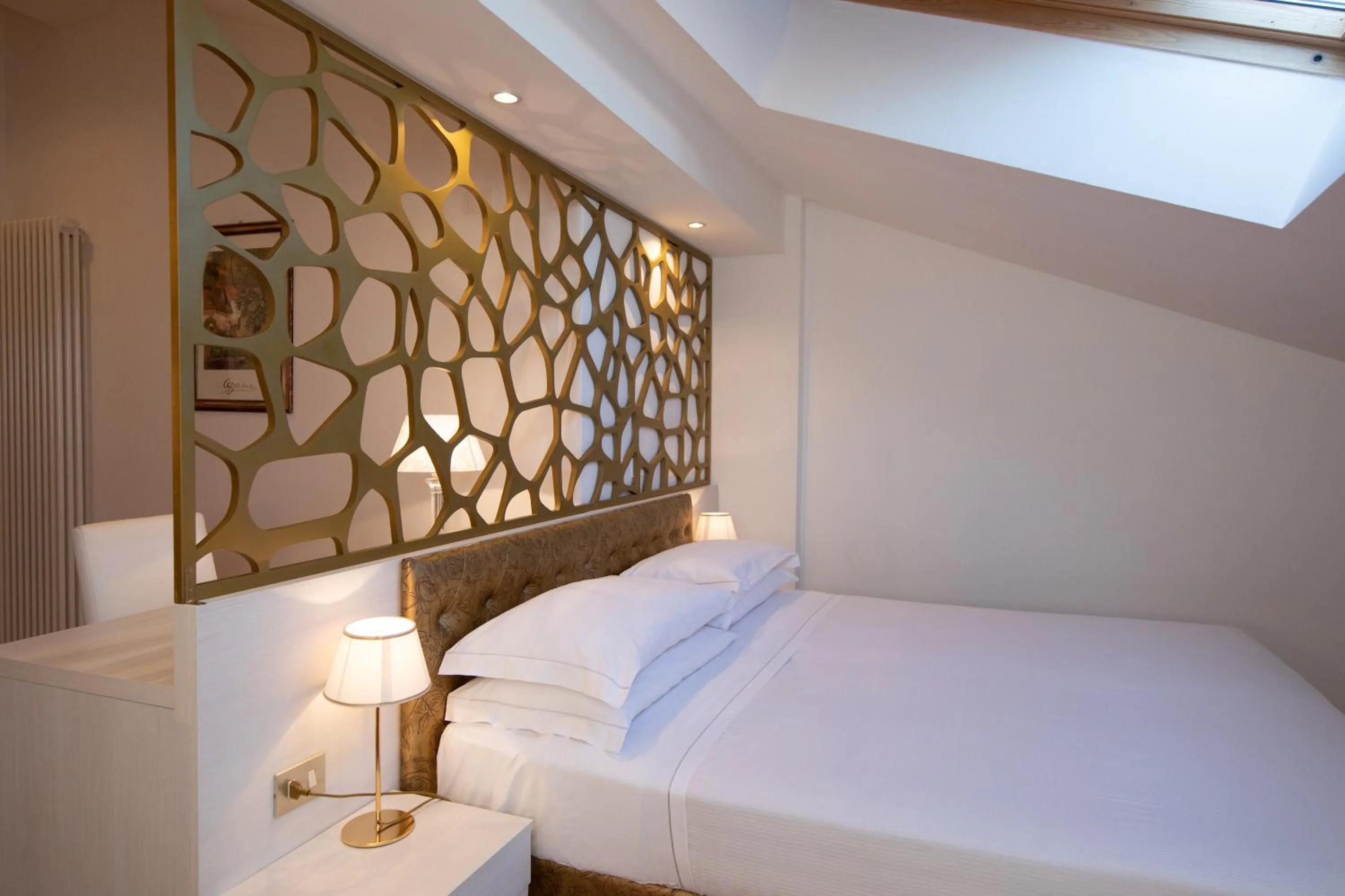 Bedroom, Bed in Albergo Rossini 1936 - Small & Charming