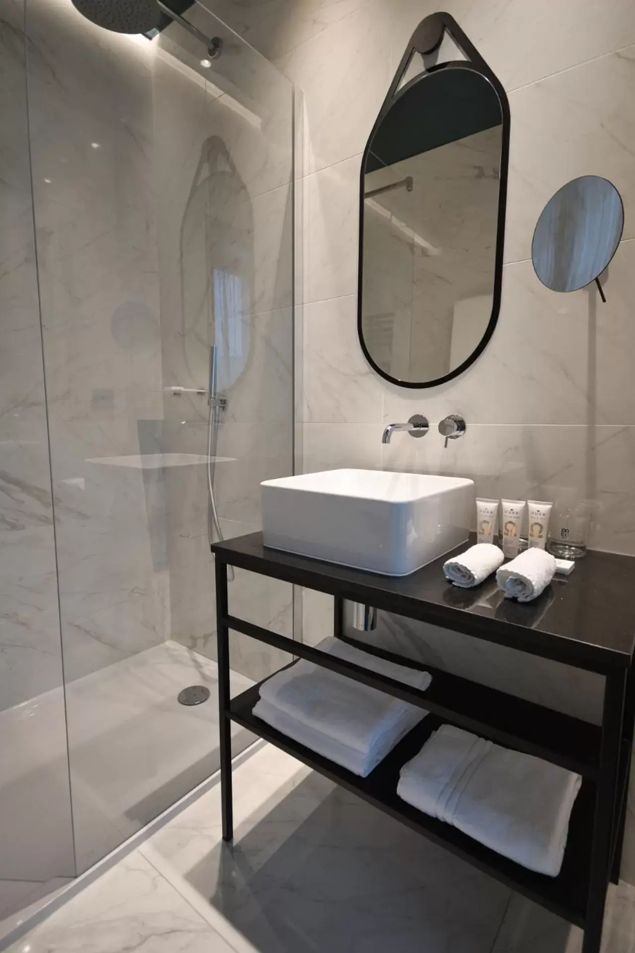 Shower, Bathroom in Hôtel La Maison Bord'eaux
