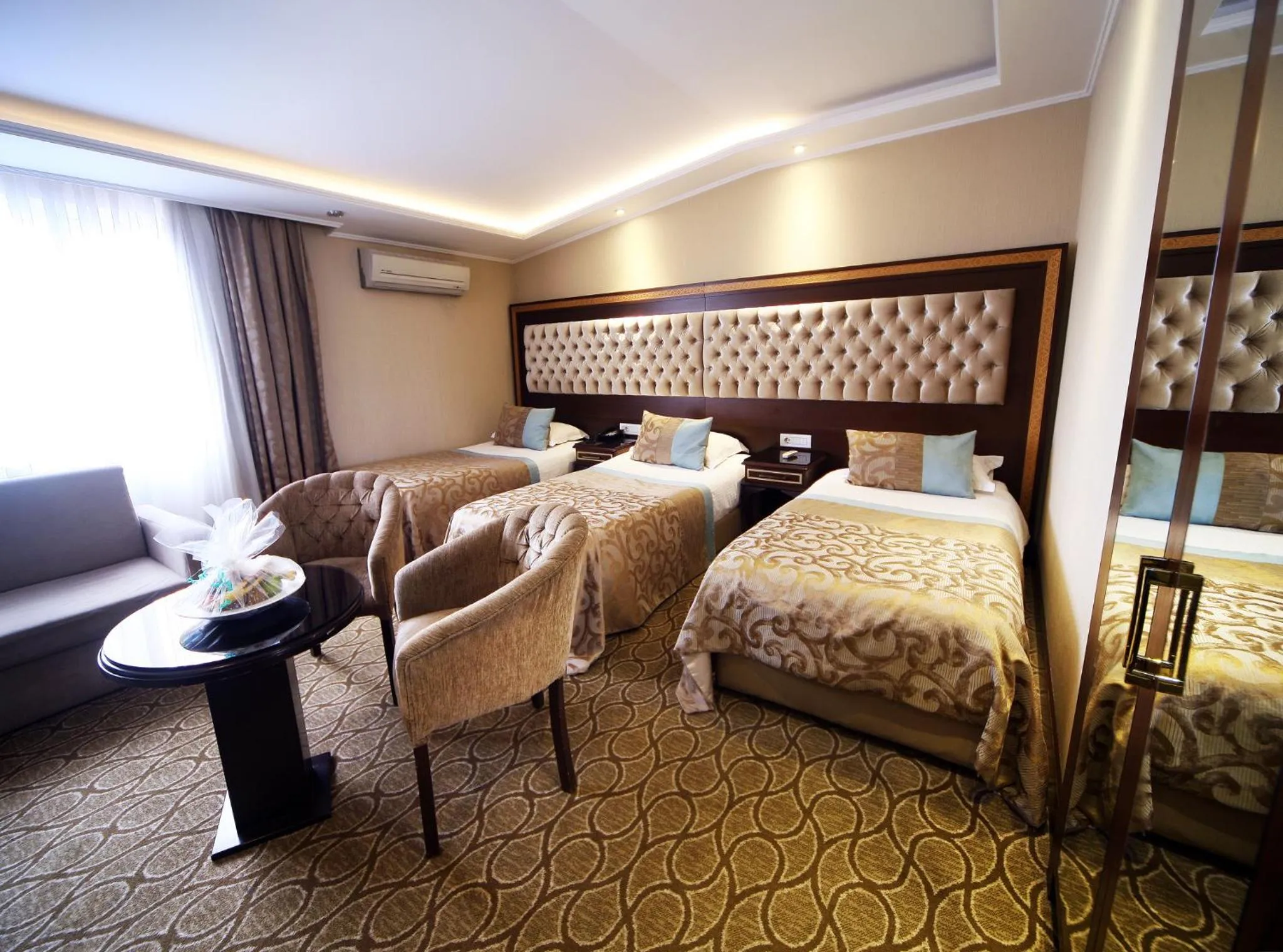 Photo of the whole room, Bed in Black Bird Hotel