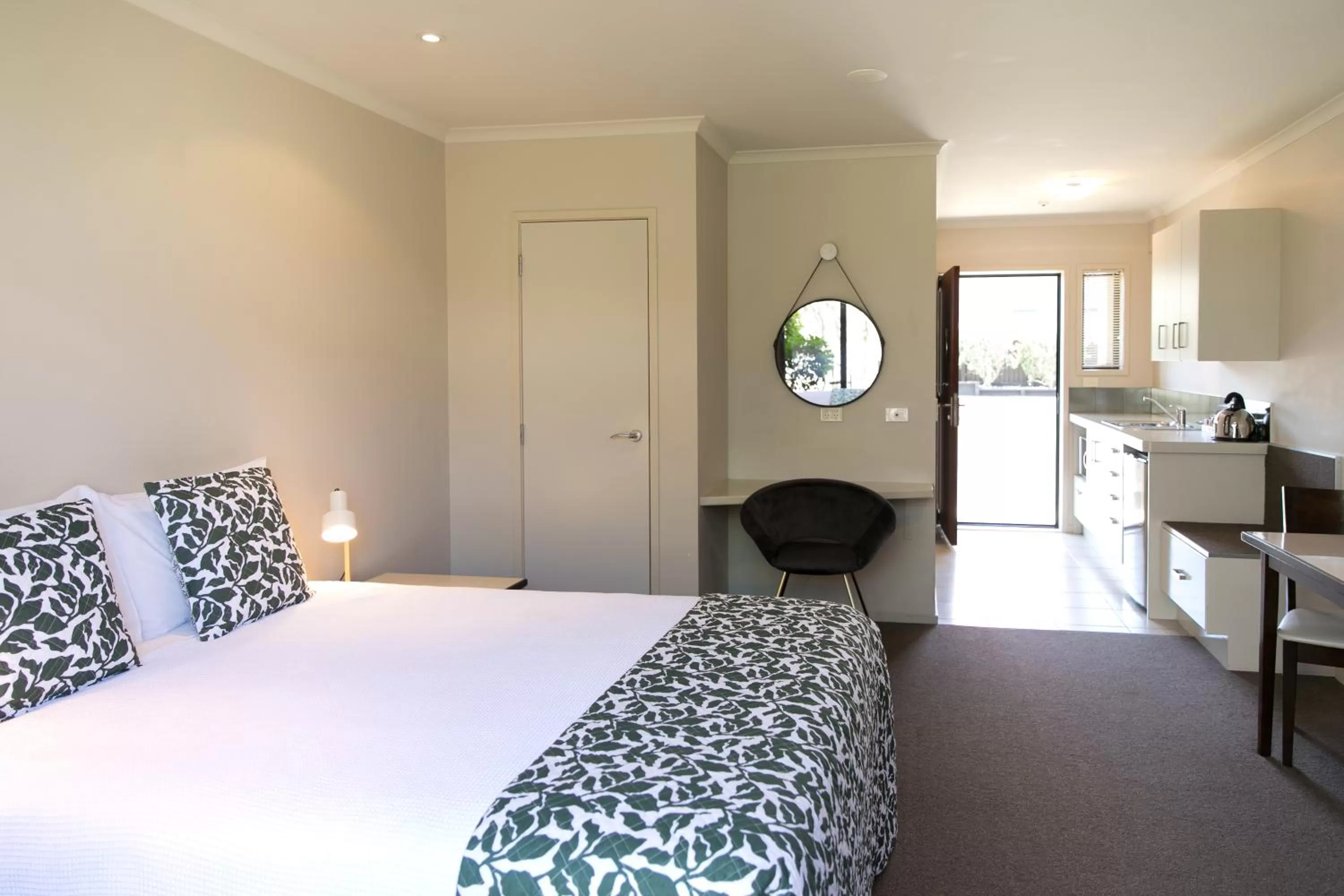 Bed in Alpine Lake Motel