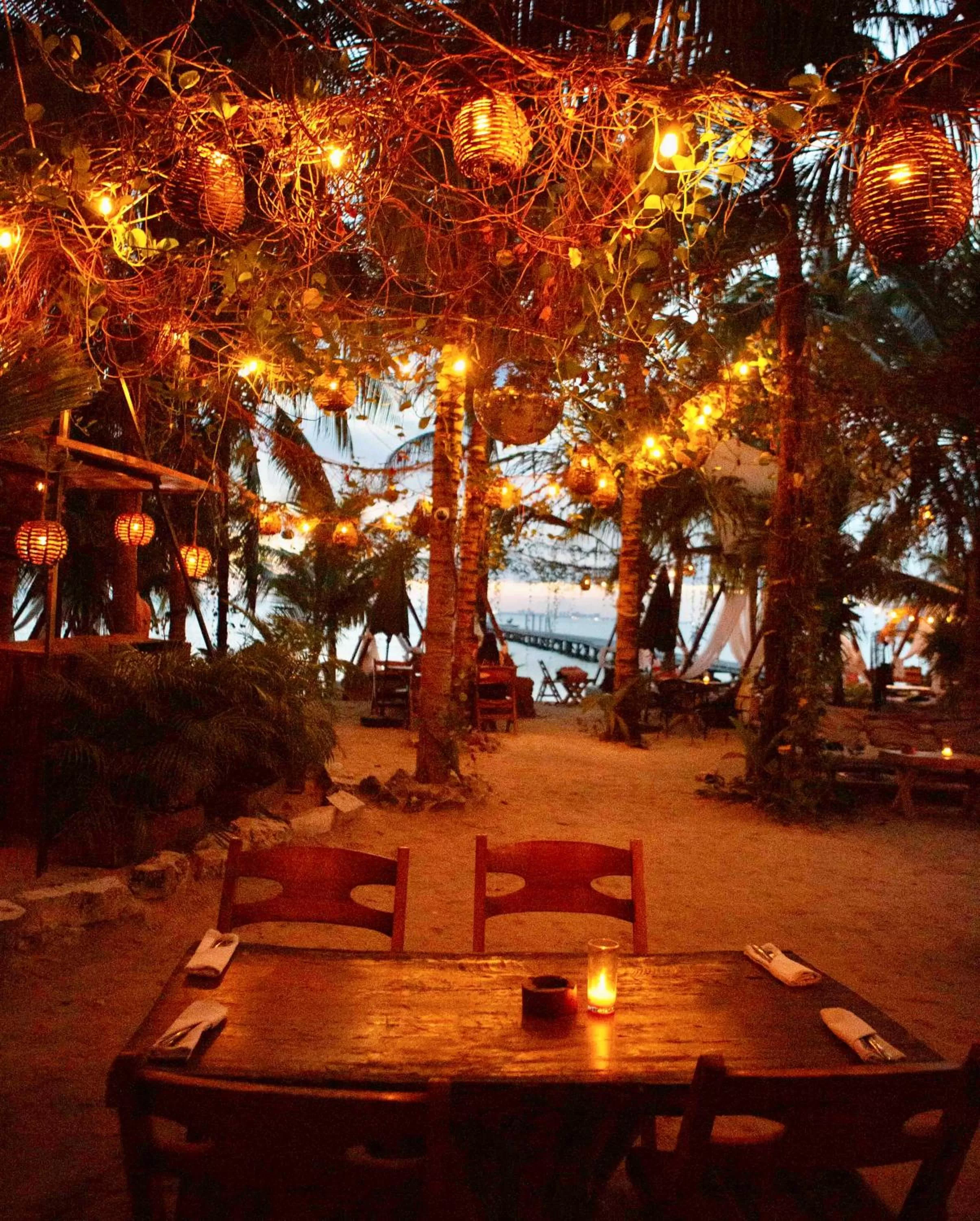 Restaurant/places to eat in Nomads Hotel, Hostel & Beachclub