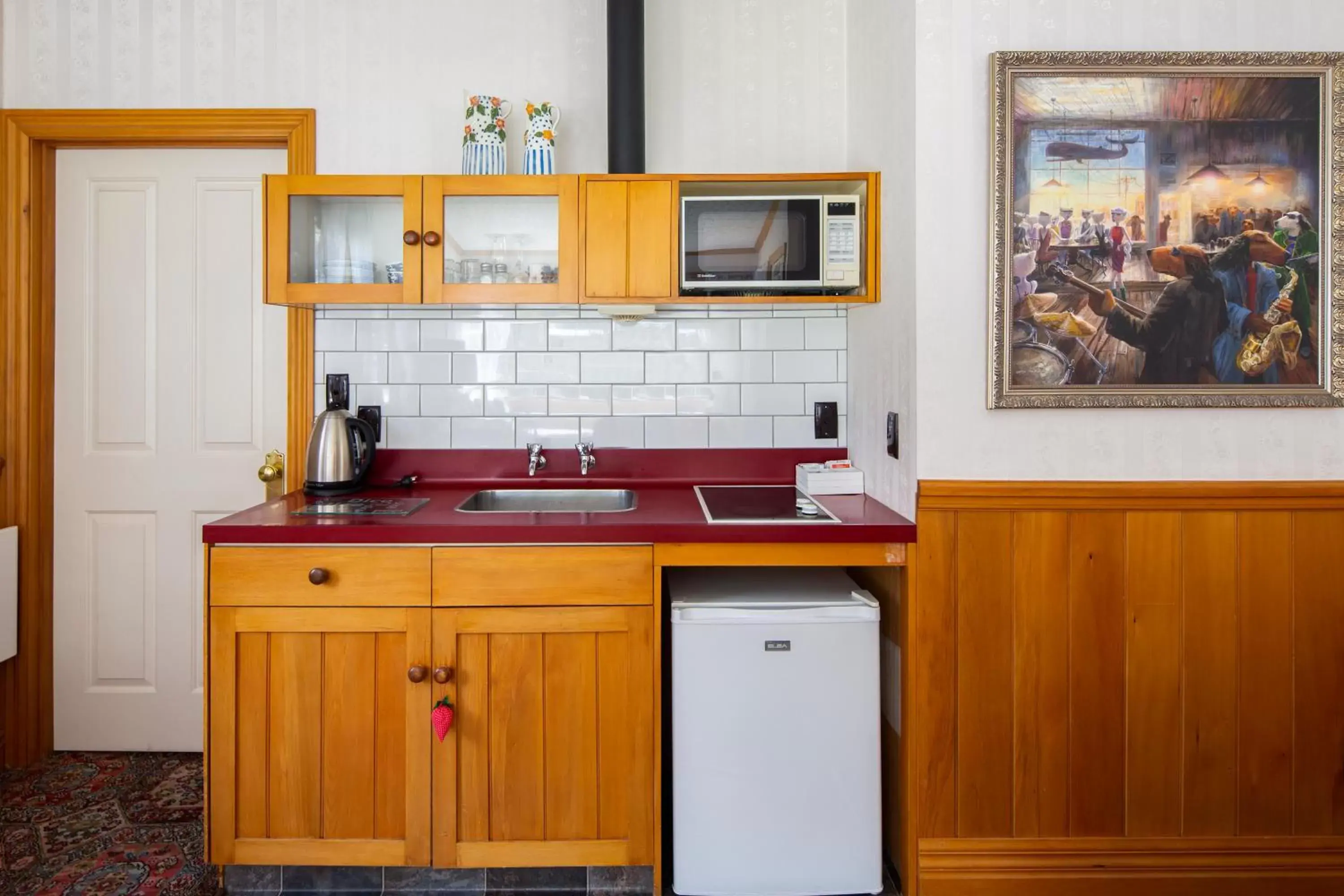 Kitchen/Kitchenette in Settlers Cottage Motel