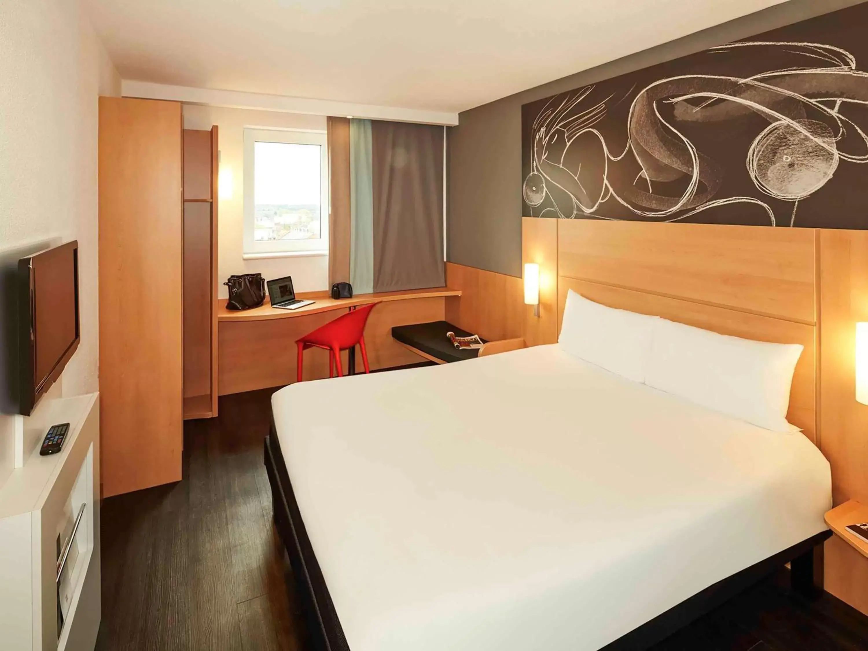 Photo of the whole room, Bed in ibis Annecy Centre Vieille Ville