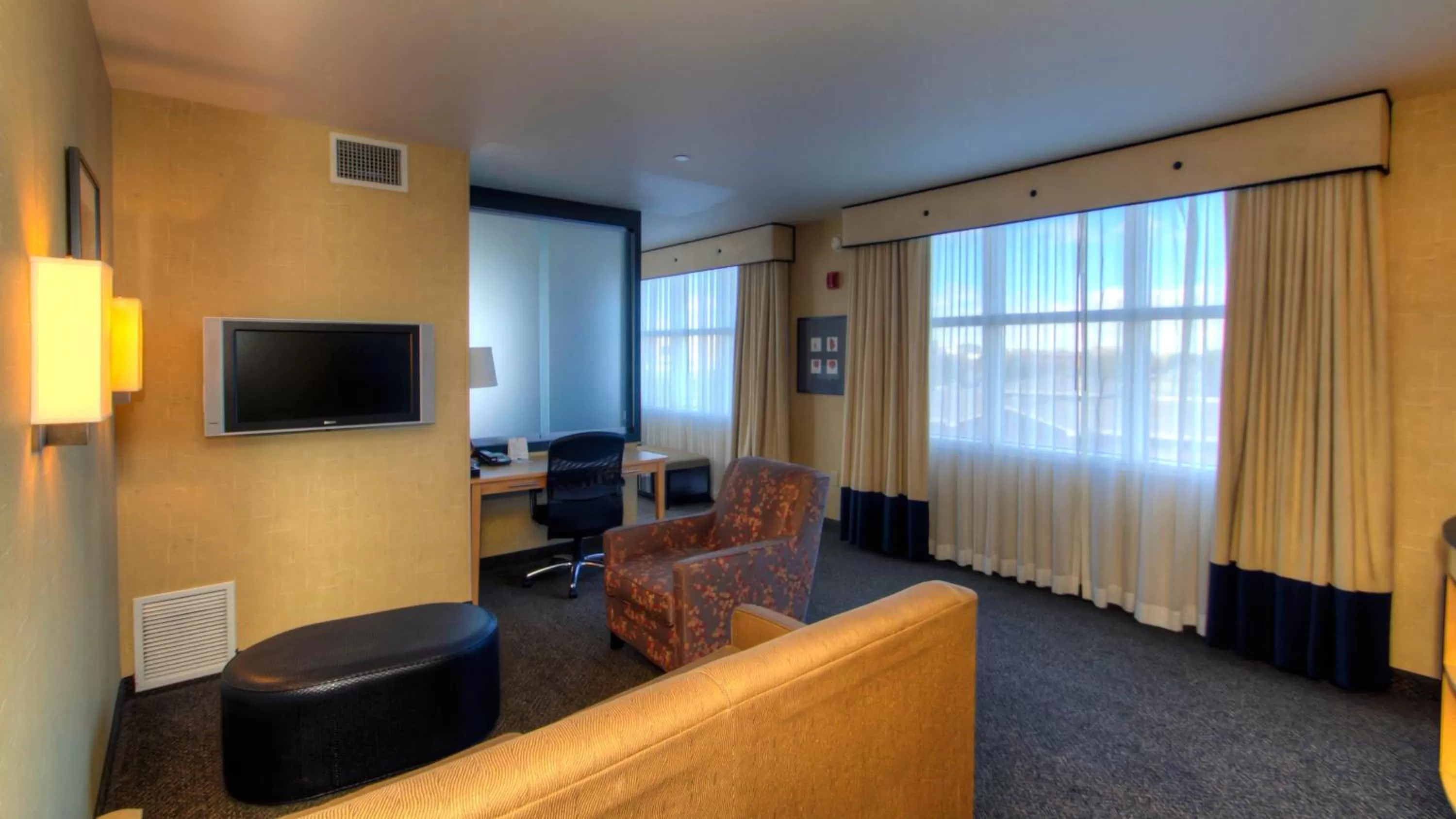 Seating area in Holiday Inn Boise Airport by IHG