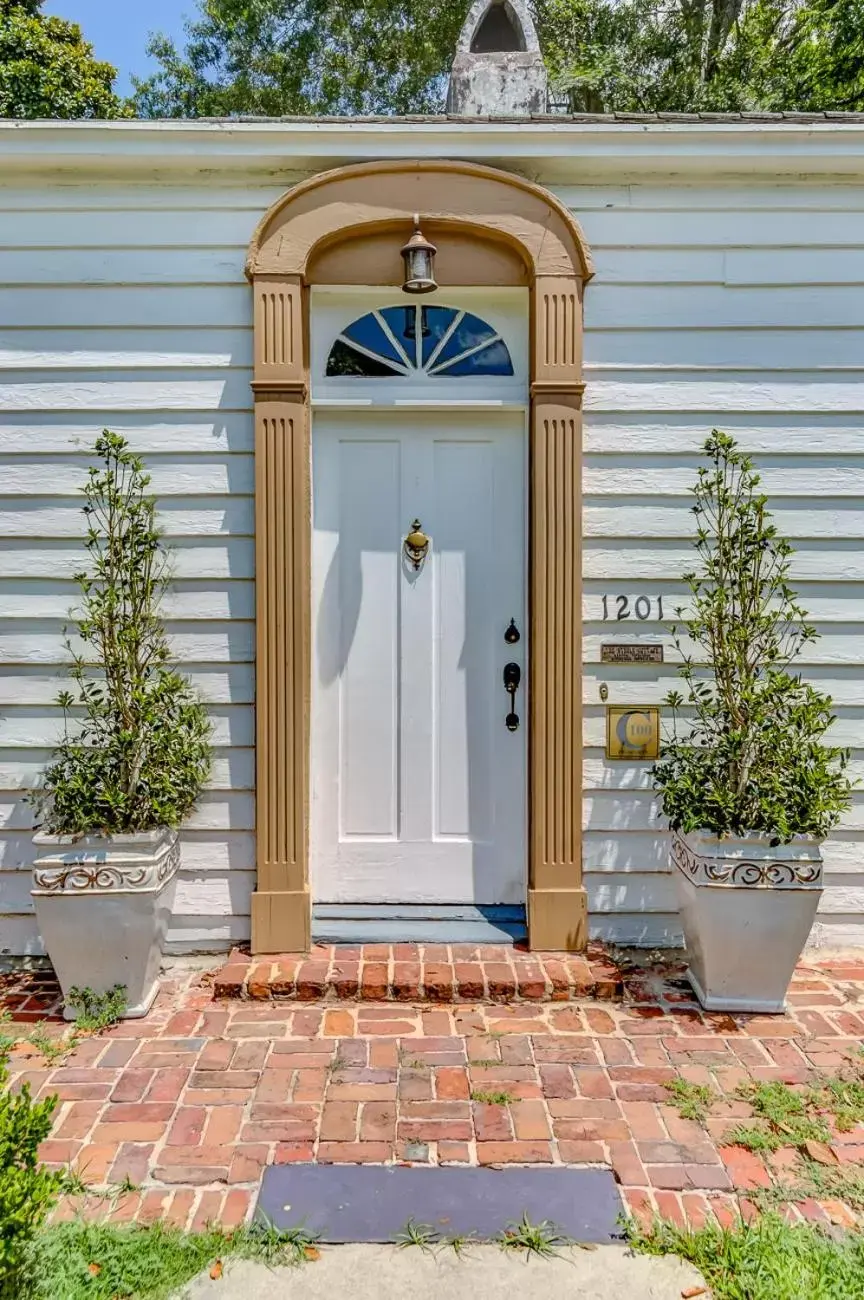 Facade/entrance in Steele Cottage Facade/entrance in Steele Cottage