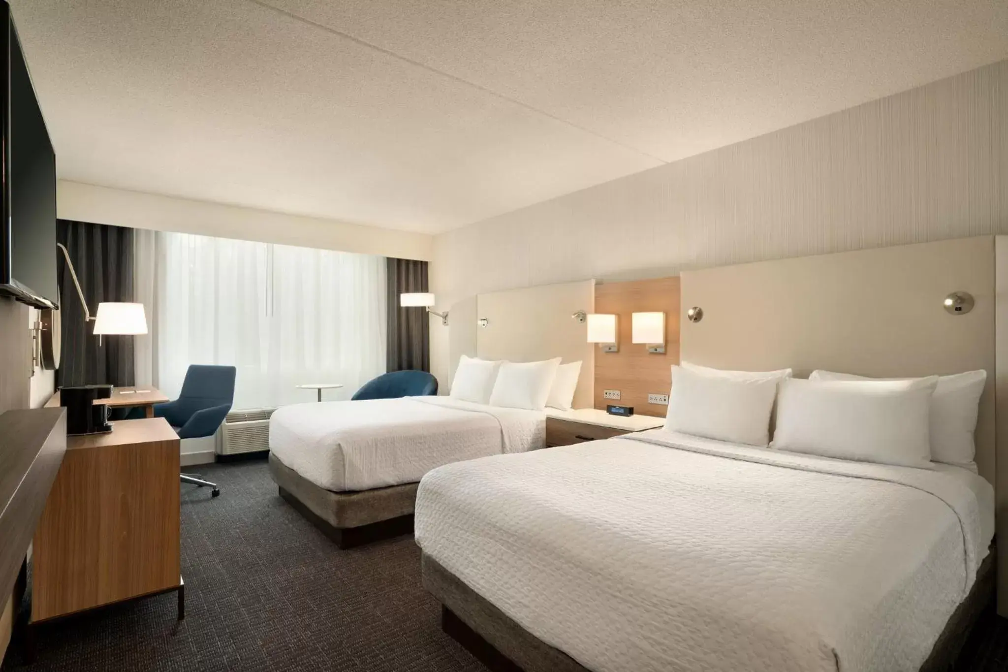 Photo of the whole room, Bed in Crowne Plaza Hotel Philadelphia - King of Prussia, an IHG Hotel