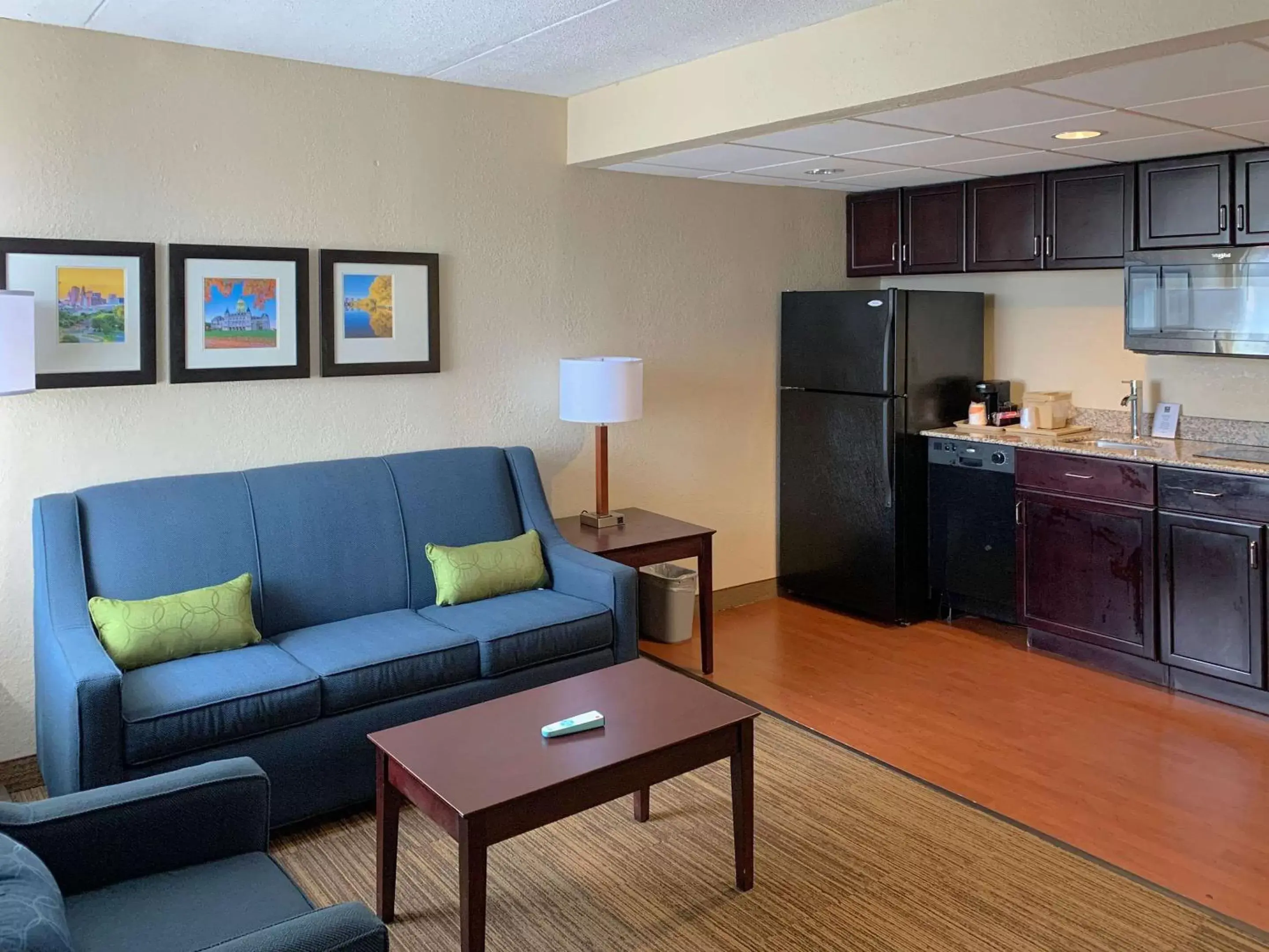 Photo of the whole room, Seating Area in Comfort Inn and Suites East Hartford
