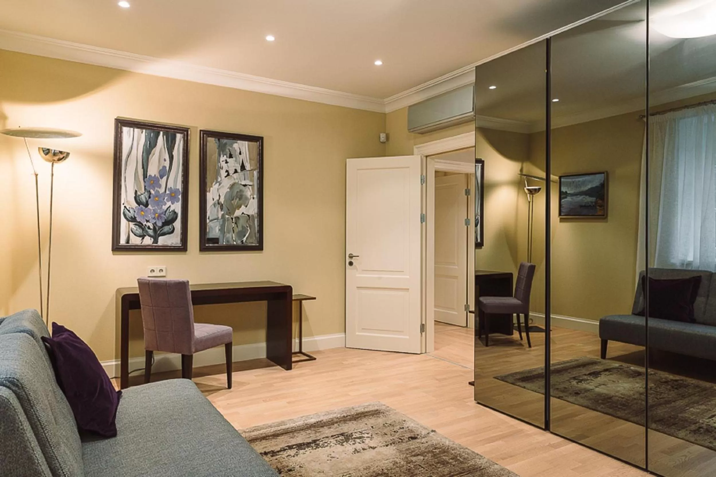 Three-Bedroom Apartment with Balcony in Wooden Villa APARTMENTS