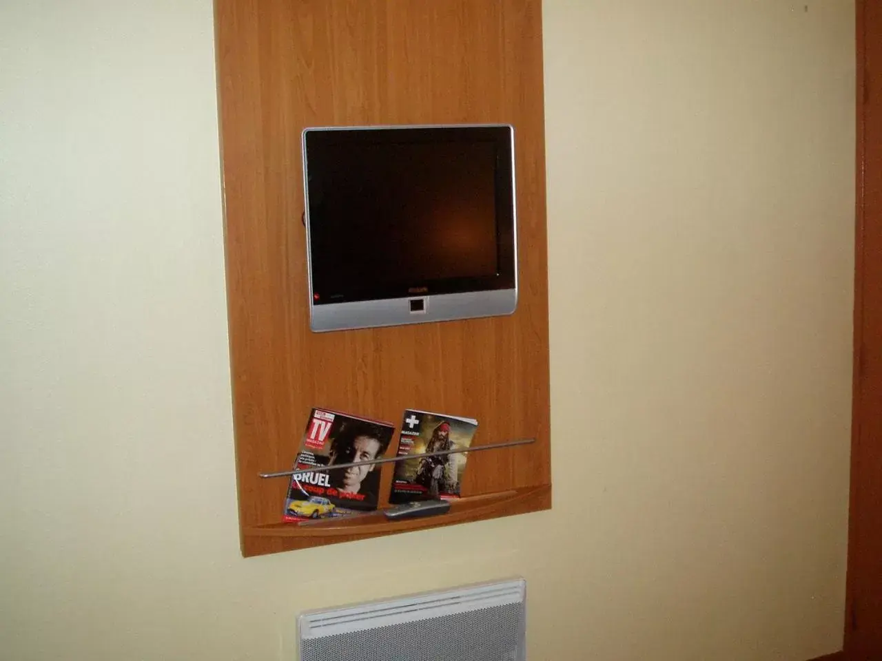 Bedroom, TV/Entertainment Center in Brit Hotel Poitiers Beaulieu