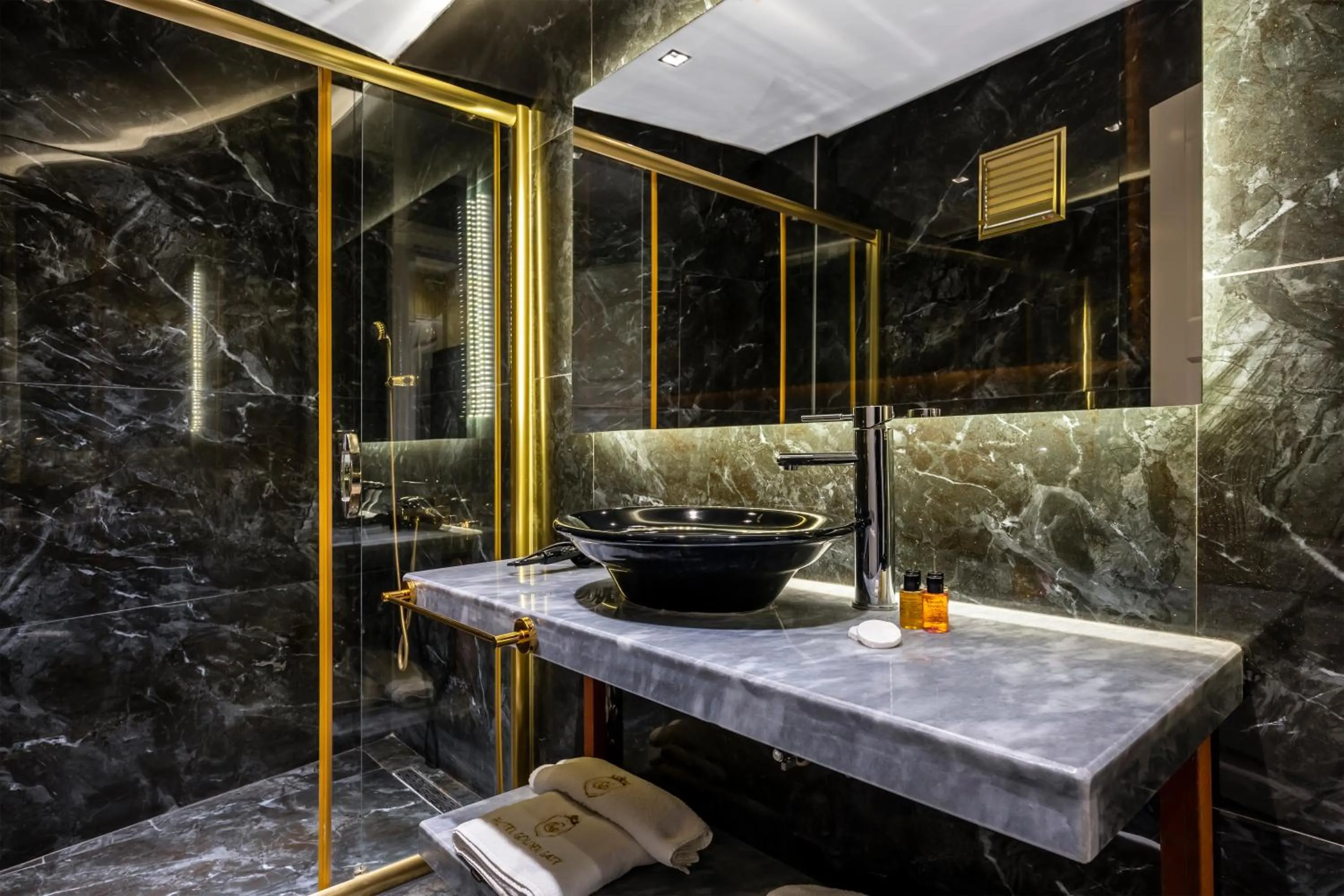 Shower in Golden Gate Hotel Topkapı