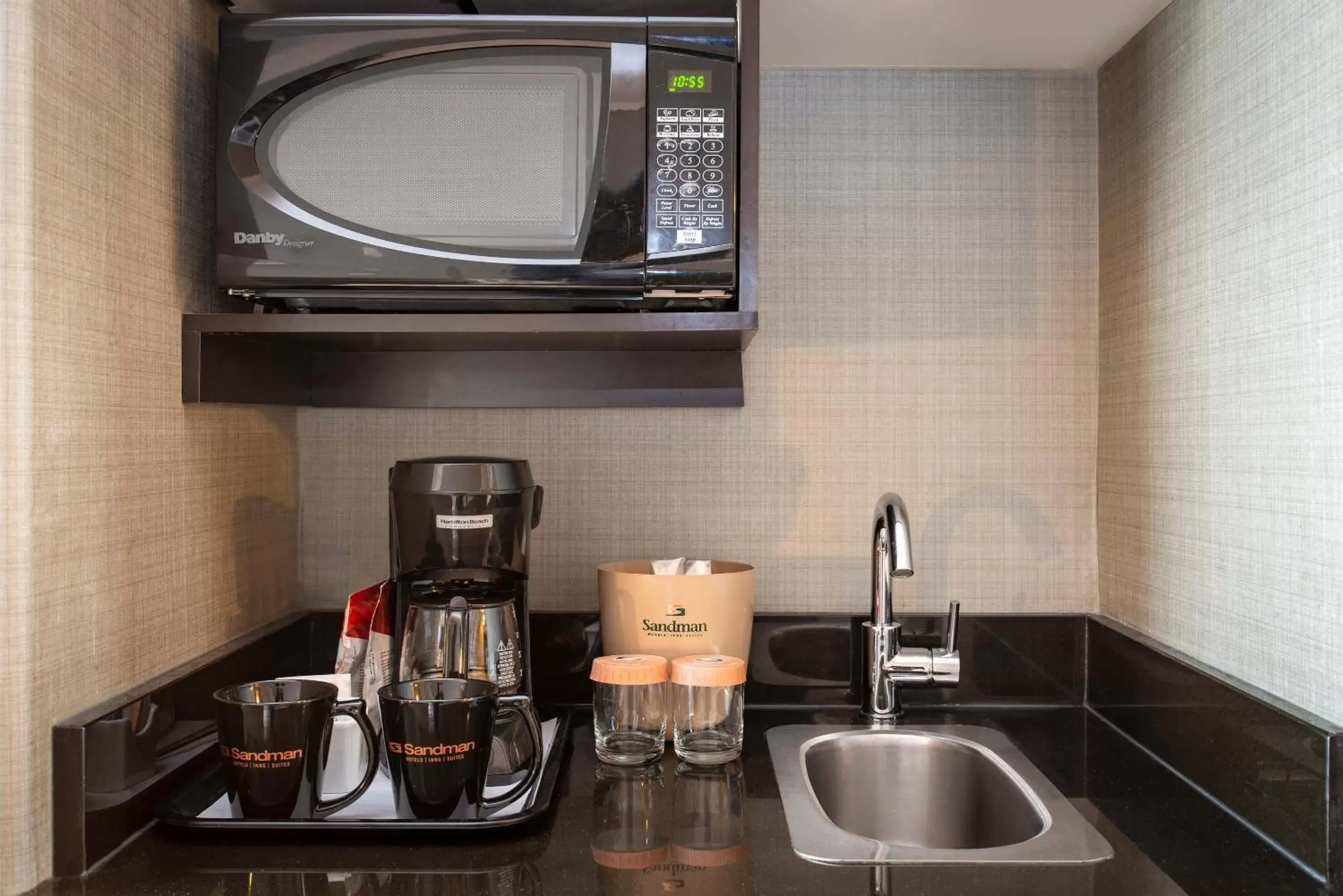 Photo of the whole room, Kitchen/Kitchenette in Sandman Hotel Vancouver Airport