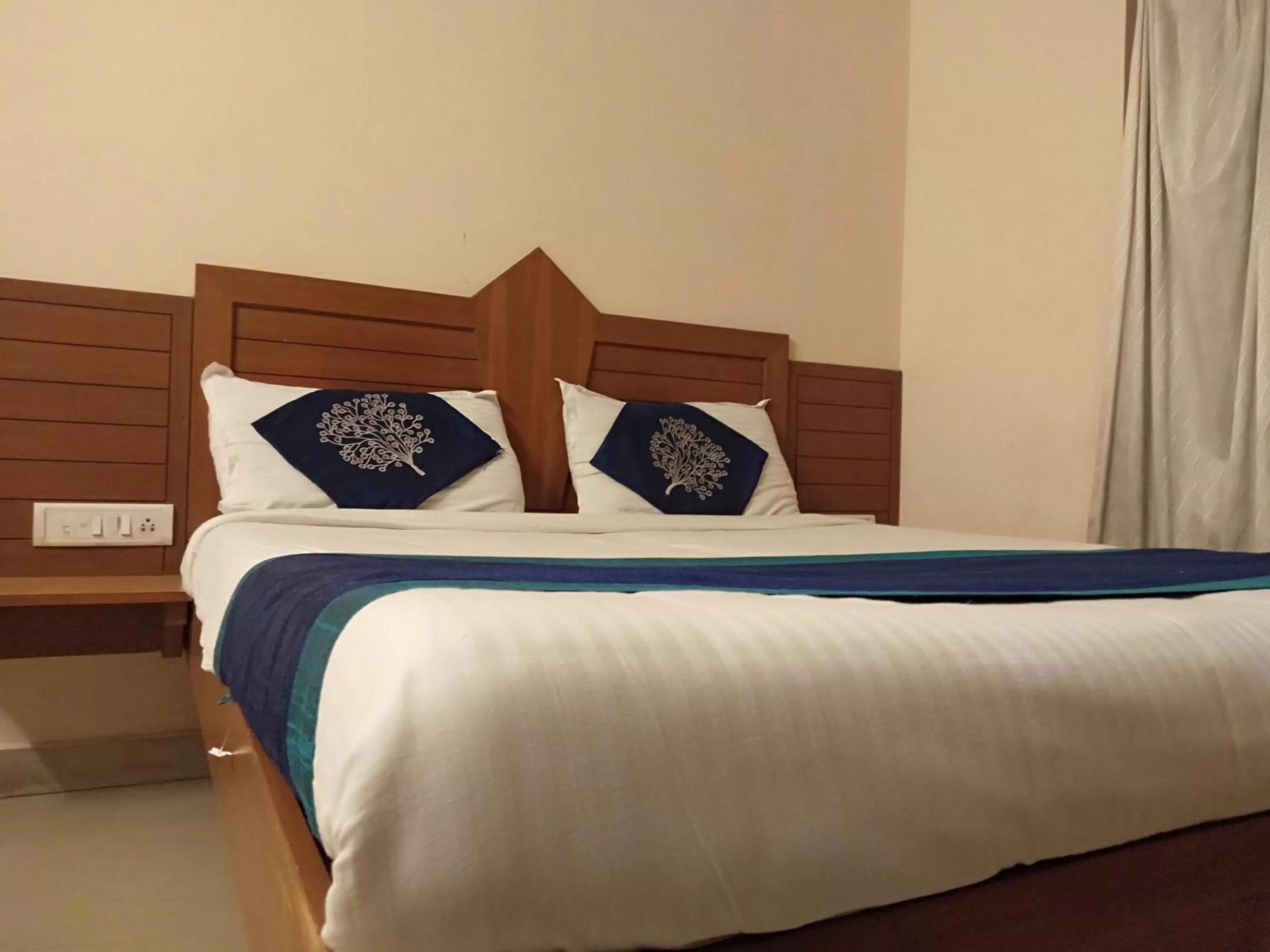 Bed in Silver Cloud Hotel Sholinganallur