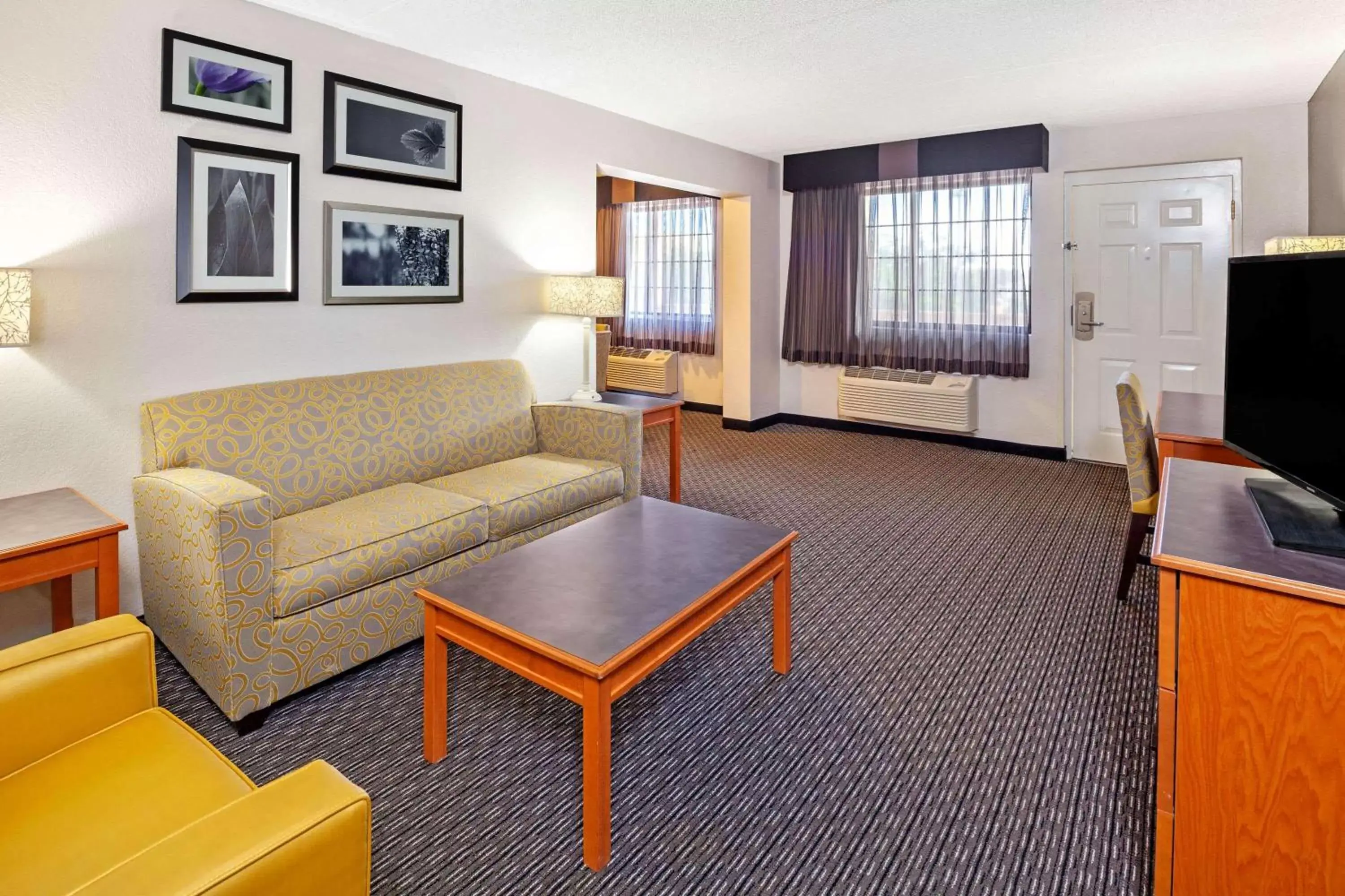 Photo of the whole room, Seating Area in La Quinta Inn by Wyndham Ventura