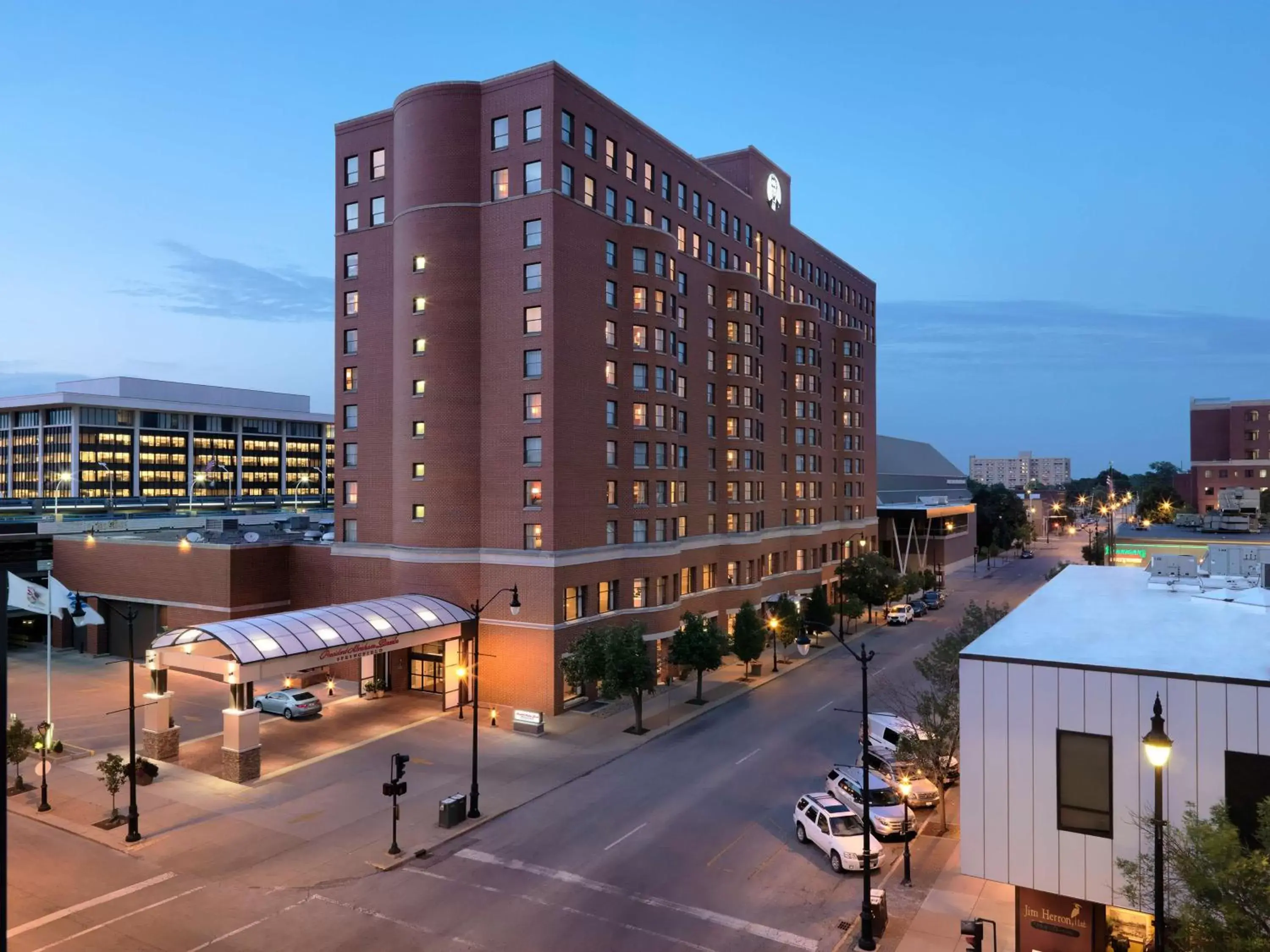 Property building in President Abraham Lincoln - A Doubletree by Hilton Hotel