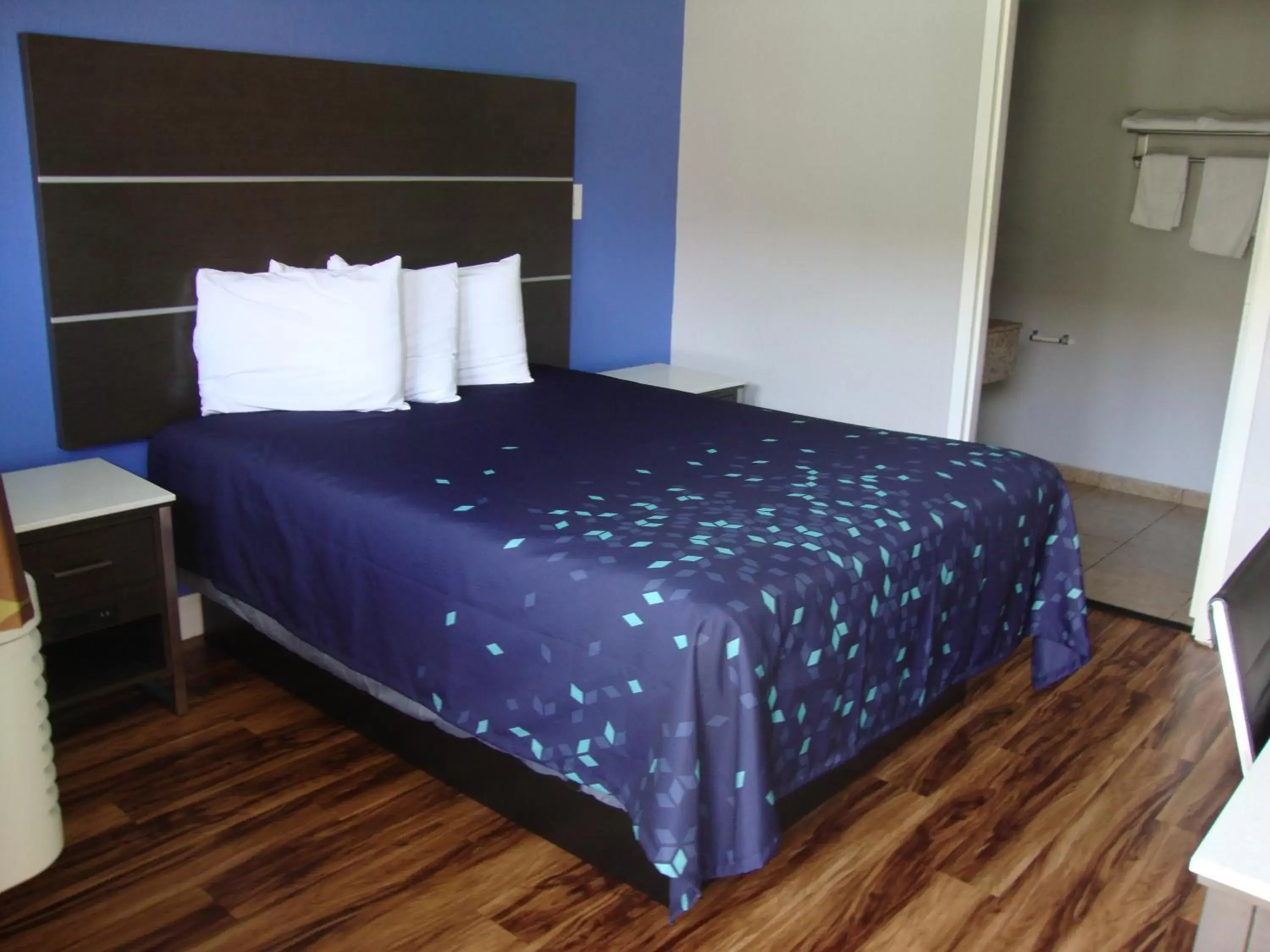 Bed in Oasis Inn Sacramento- Elk Grove