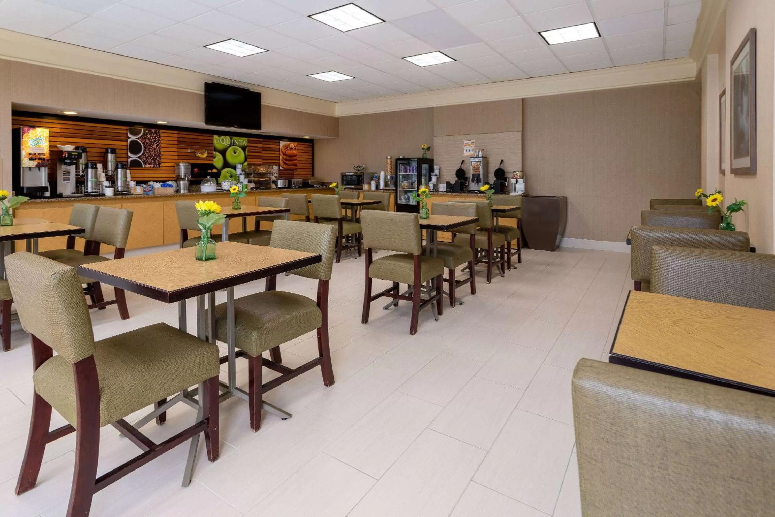 Breakfast in La Quinta Inn & Suites by Wyndham Kingsport TriCities