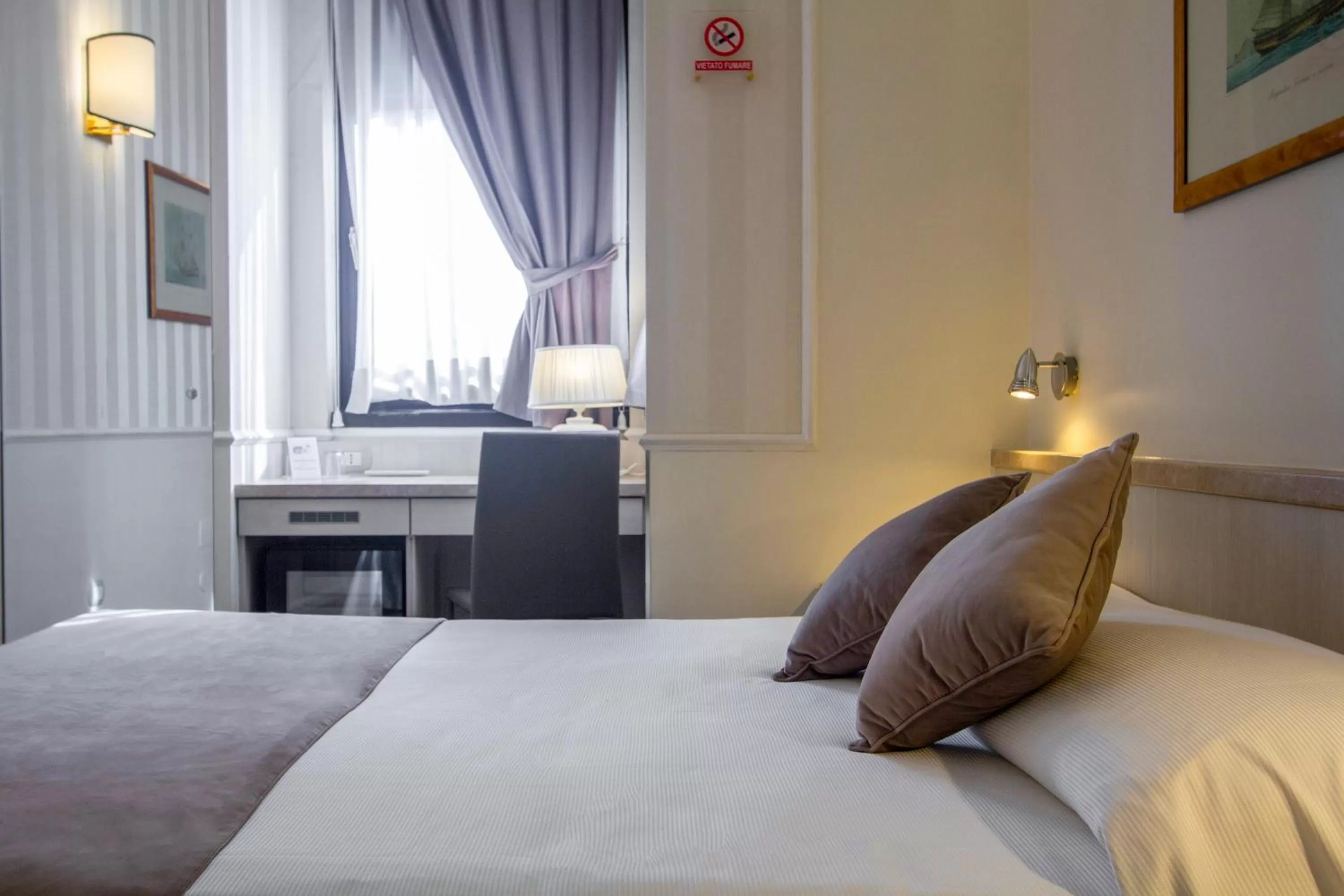 Bedroom, Bed in Hotel Flora