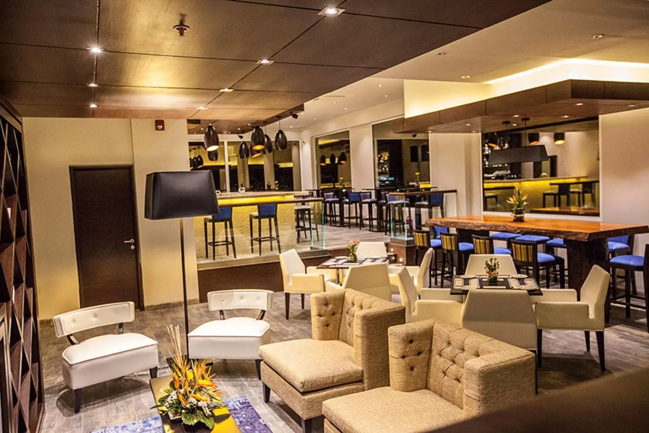 Restaurant/places to eat, Lounge/Bar in Hampton by Hilton Santa Cruz