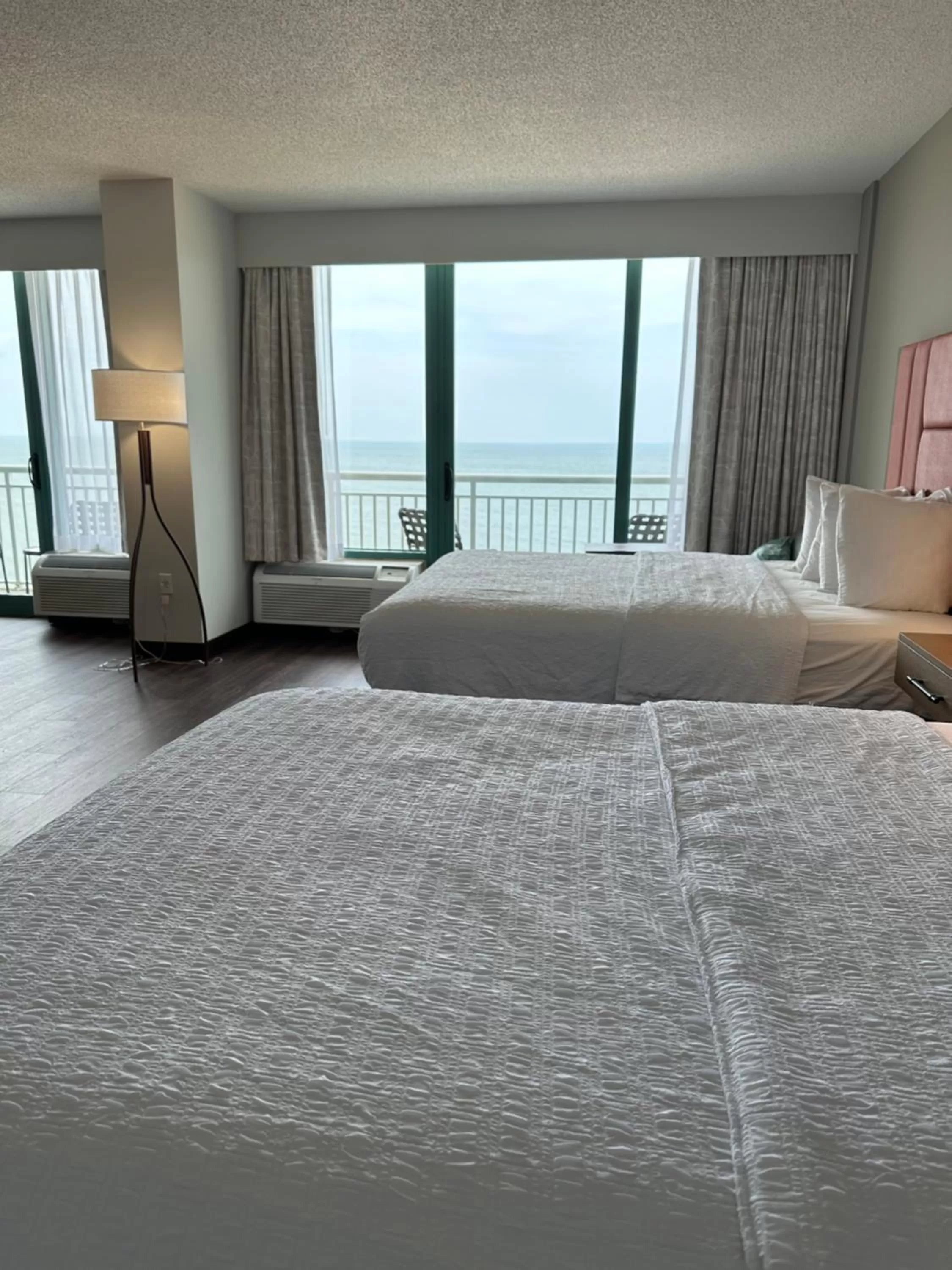 Bed in Hampton Inn Virginia Beach-Oceanfront South