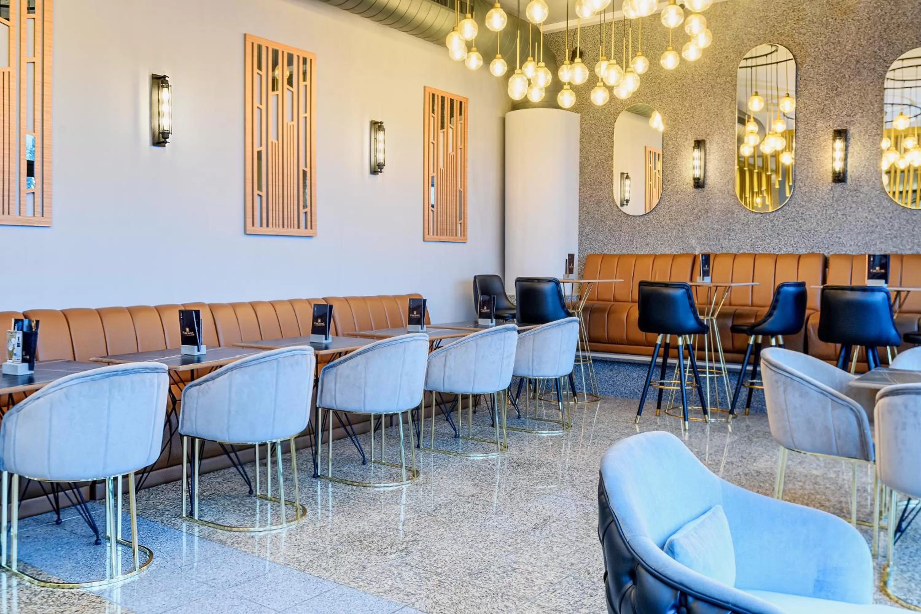 Lounge or bar in PARKHOTEL BRAUNAU - 24 Stunden Self Check-IN