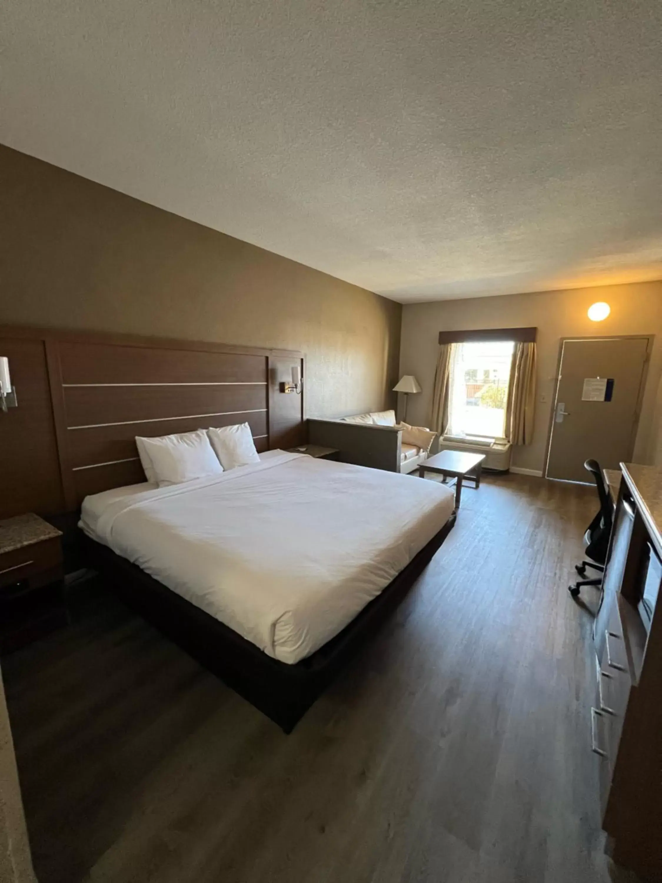 Bed in Quality Inn & Suites near Six Flags - Austell
