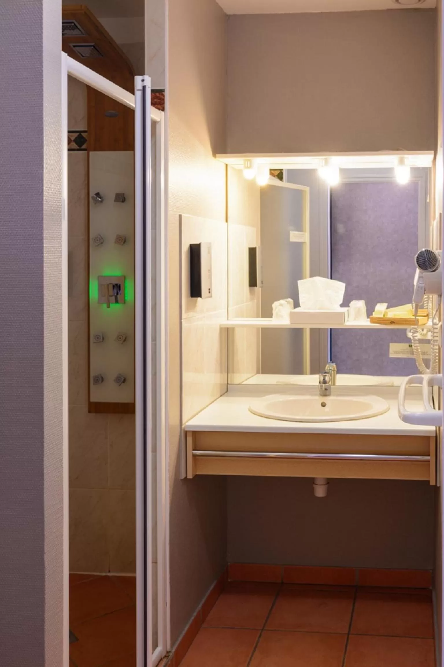 Shower in La Closerie, Nantes Nord