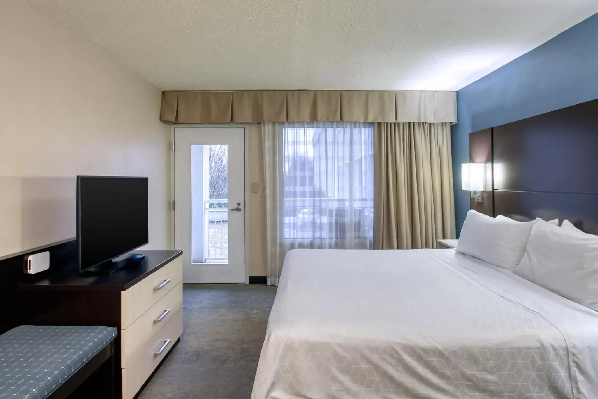 Photo of the whole room, Bed in Holiday Inn & Suites Atlanta Airport North, an IHG Hotel