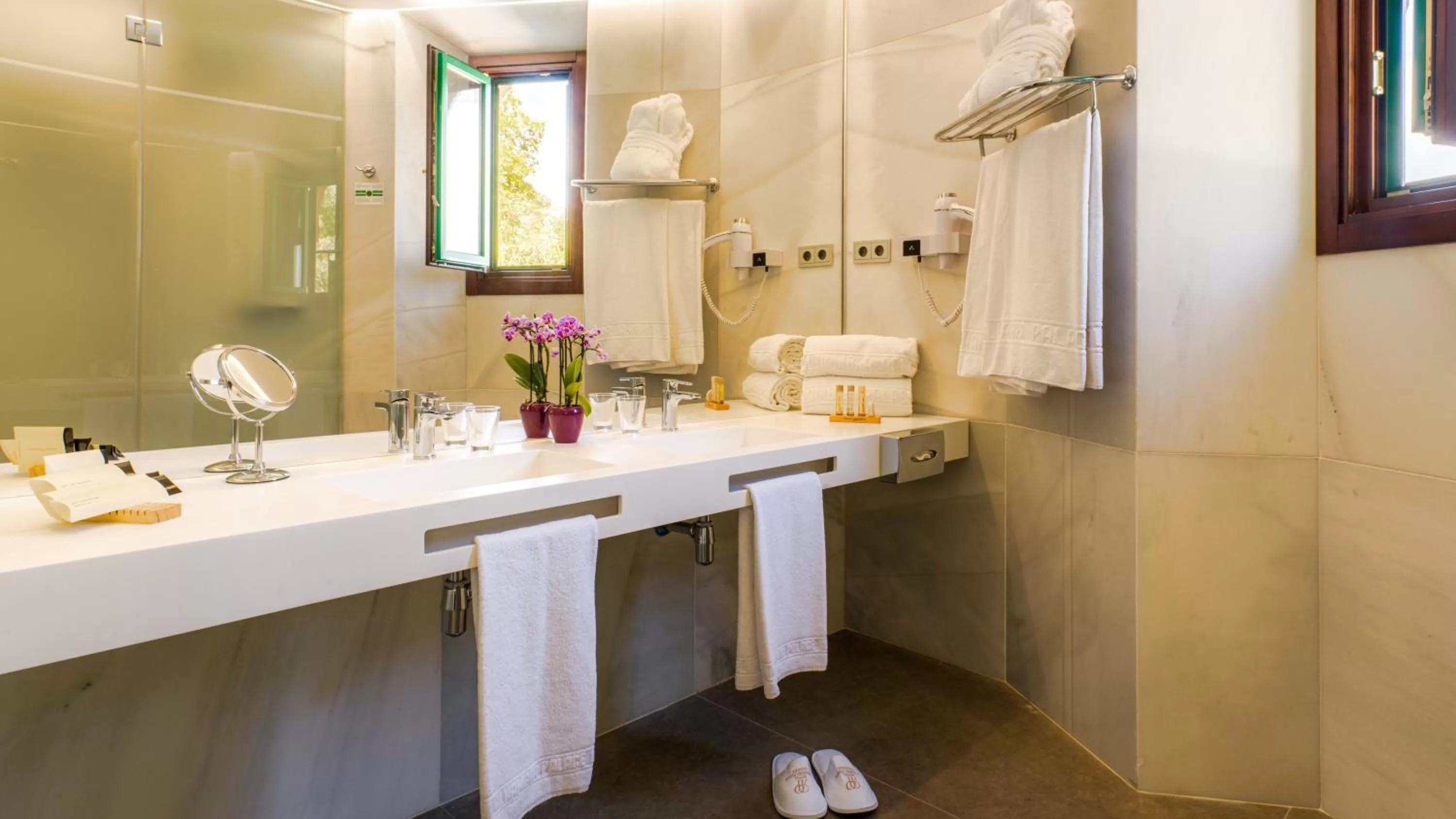Bathroom in Alhambra Palace Hotel