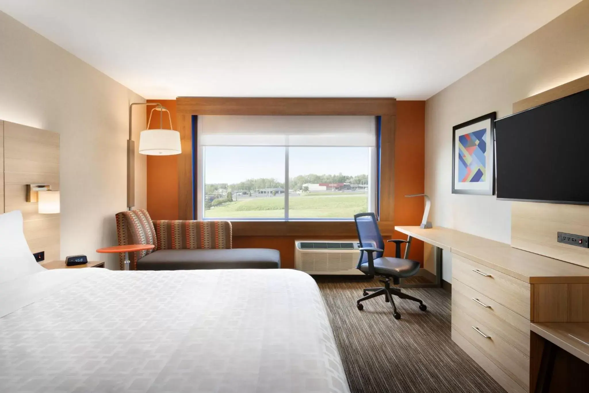 Photo of the whole room, TV/Entertainment Center in Holiday Inn Express & Suites - Middletown, an IHG Hotel