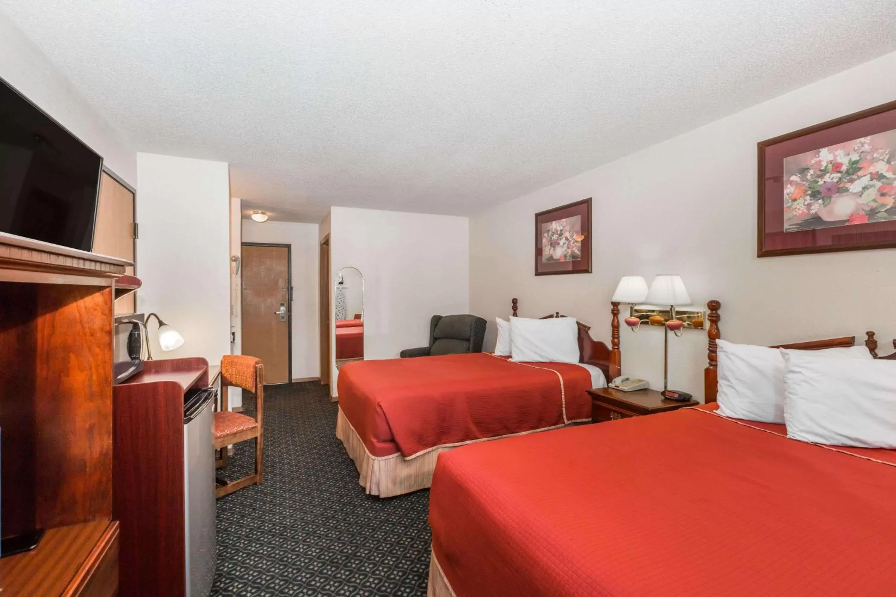 Photo of the whole room in Howard Johnson by Wyndham Wichita Airport