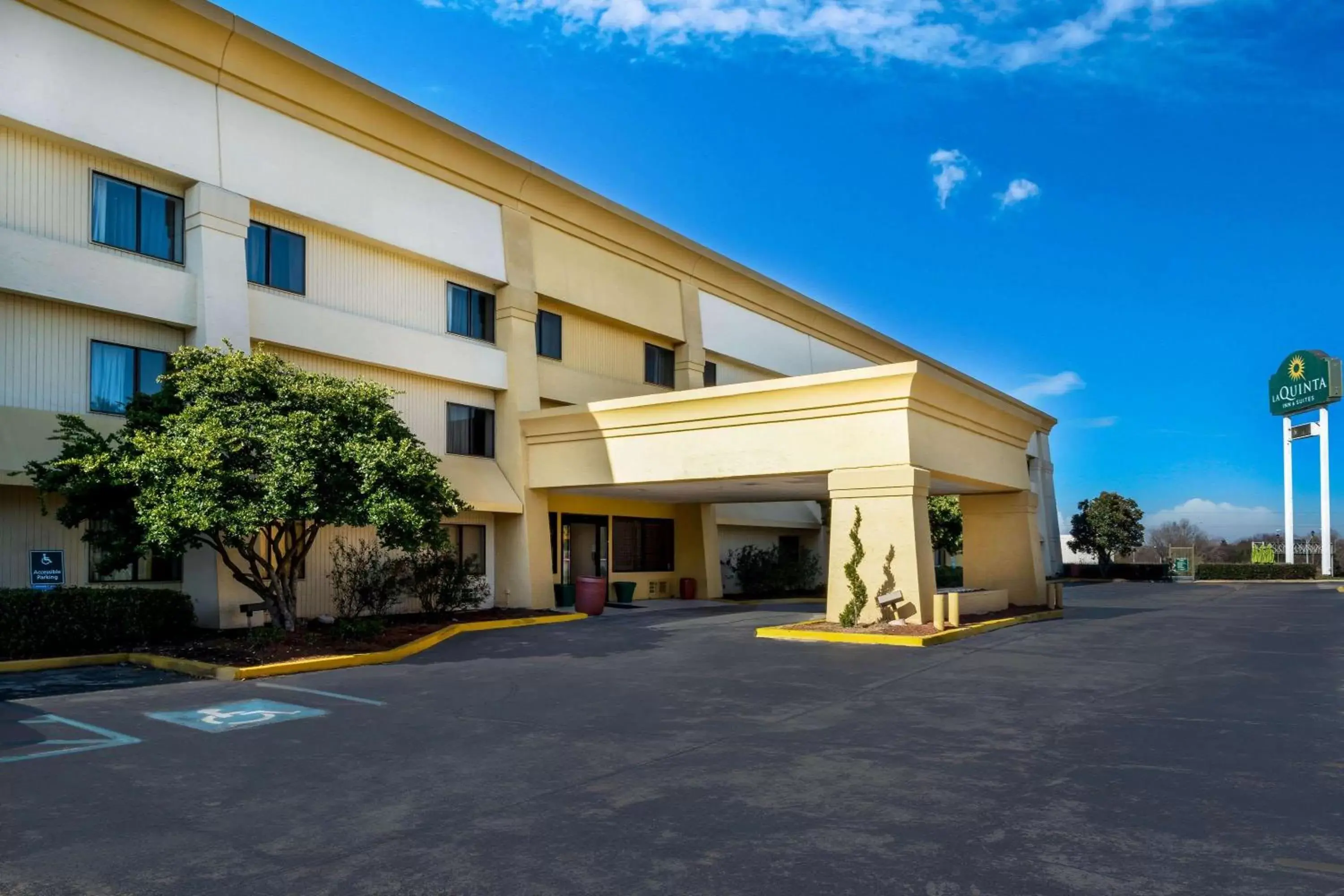 Property Building in La Quinta Inn & Suites by Wyndham Meridian