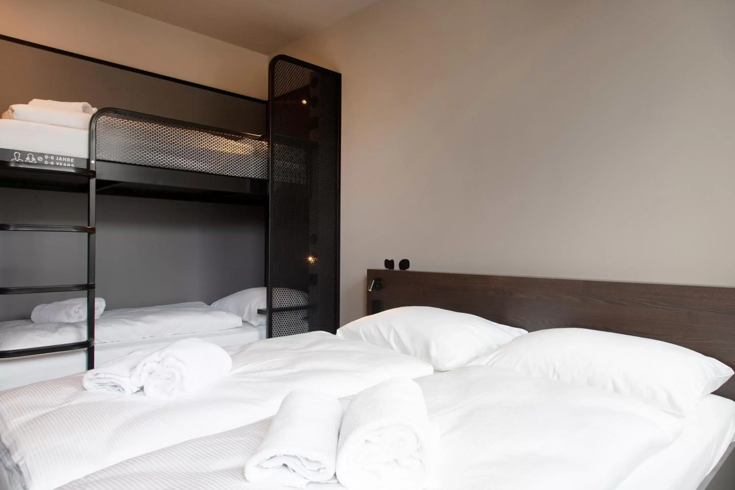 Bed in 4-Bed Mixed Dormitory Room in MEININGER Hotel Bremen Hauptbahnhof Bed in 4-Bed Mixed Dormitory Room in MEININGER Hotel Bremen Hauptbahnhof