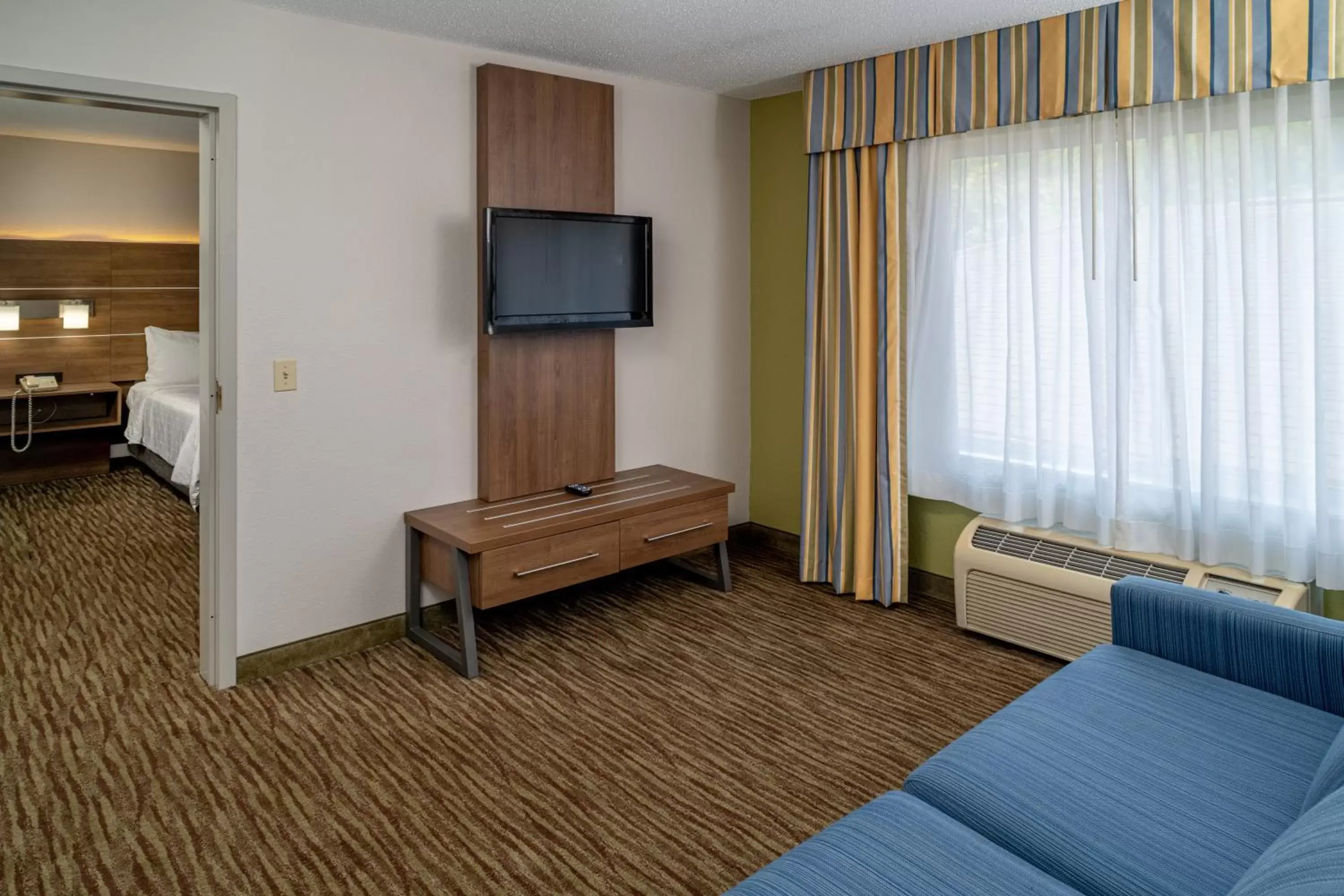 Seating area, TV/Entertainment Center in Holiday Inn Express and Suites Pikeville, an IHG Hotel