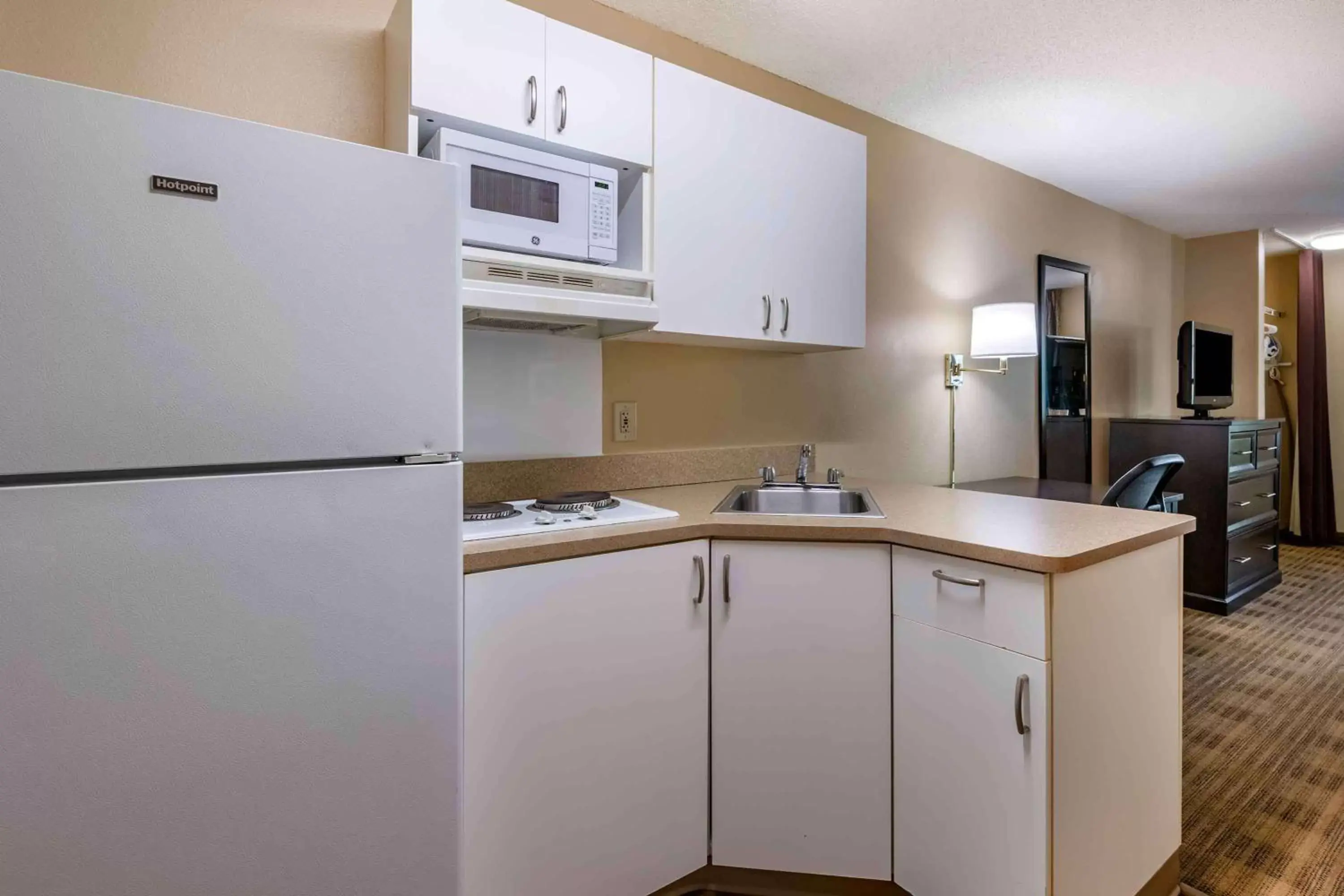 Bedroom, Kitchen/Kitchenette in Extended Stay America Suites - Jacksonville - Riverwalk - Convention Center