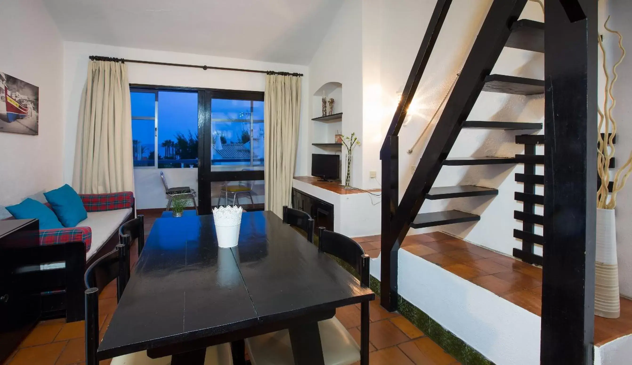 Living room, Dining Area in Apartamentos Azul Mar