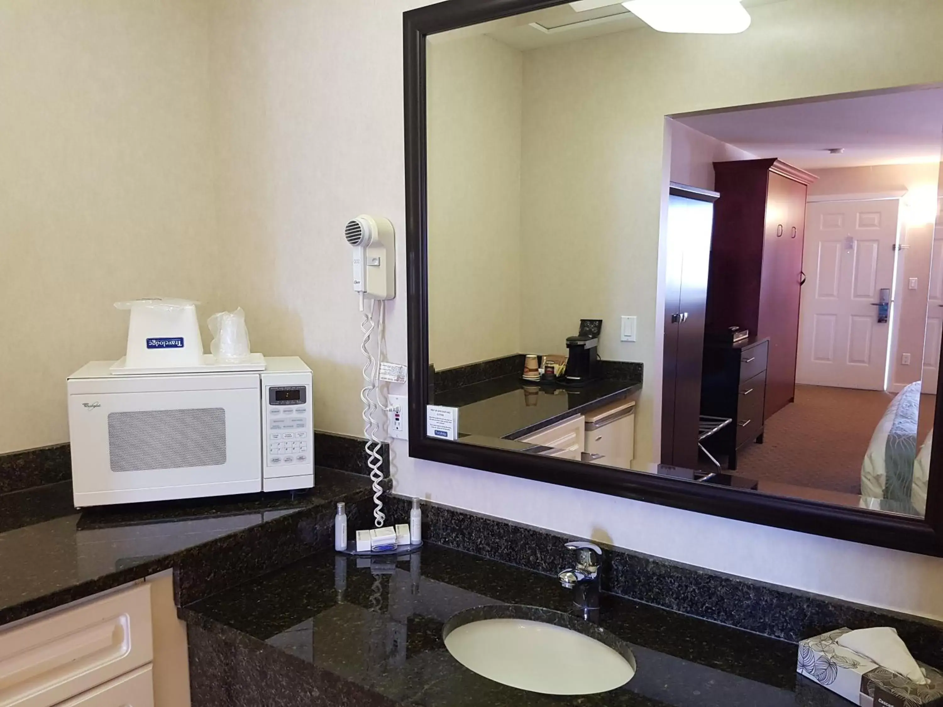 Coffee/tea facilities, Bathroom in Travelodge by Wyndham Kamloops Mountview