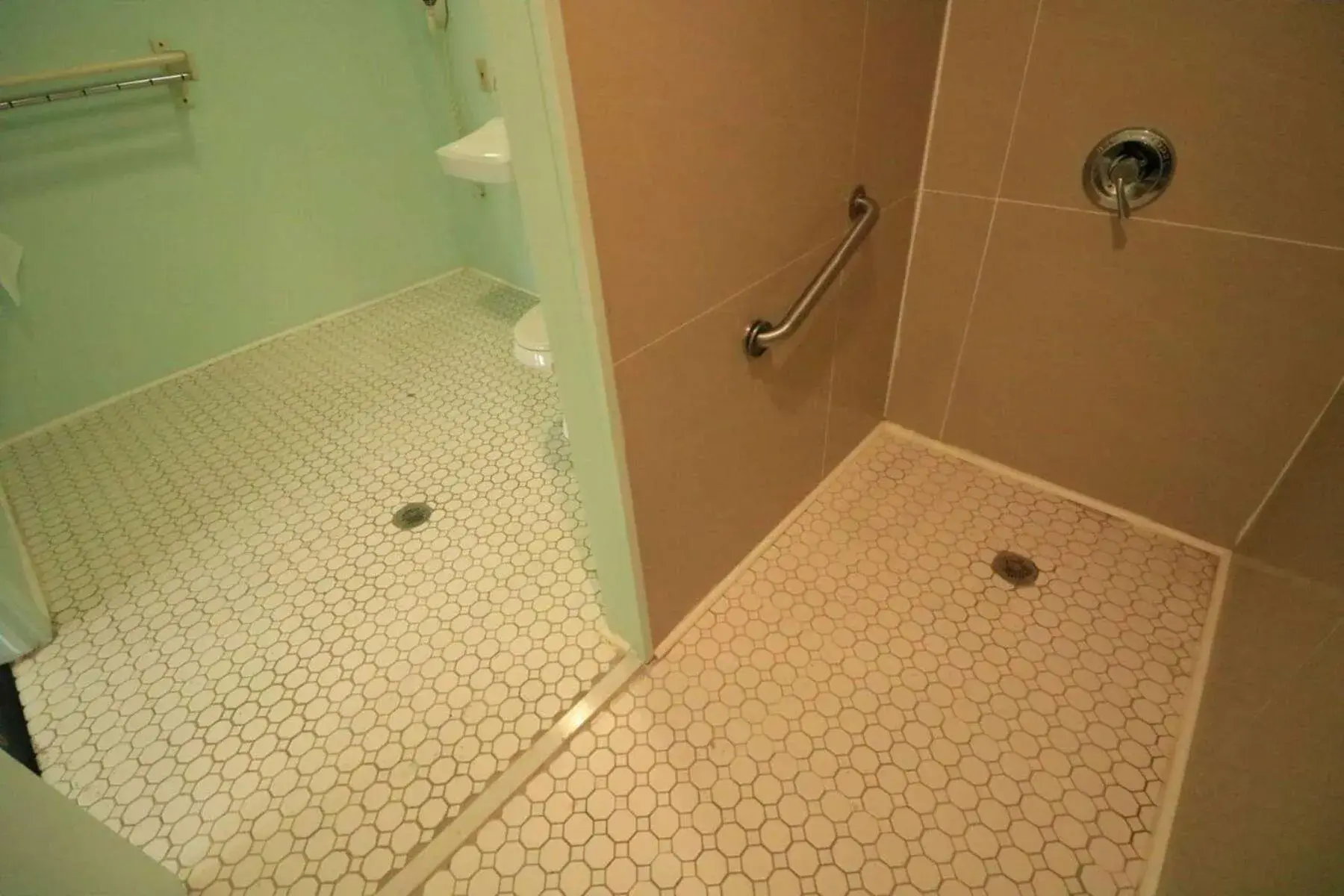 Shower, Bathroom in Travelodge by Wyndham Parkersburg