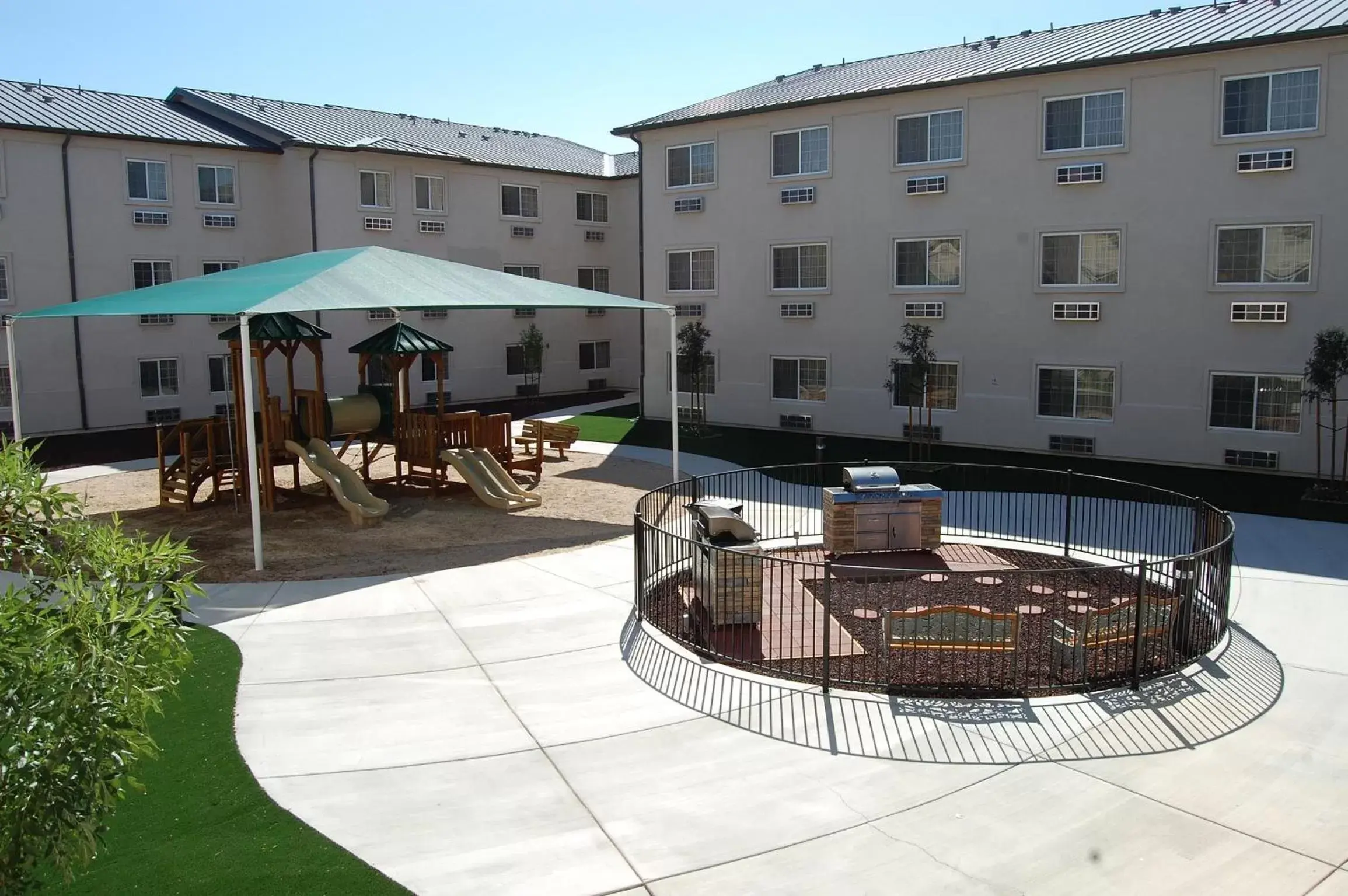 BBQ facilities in Landmark Inn Fort Irwin