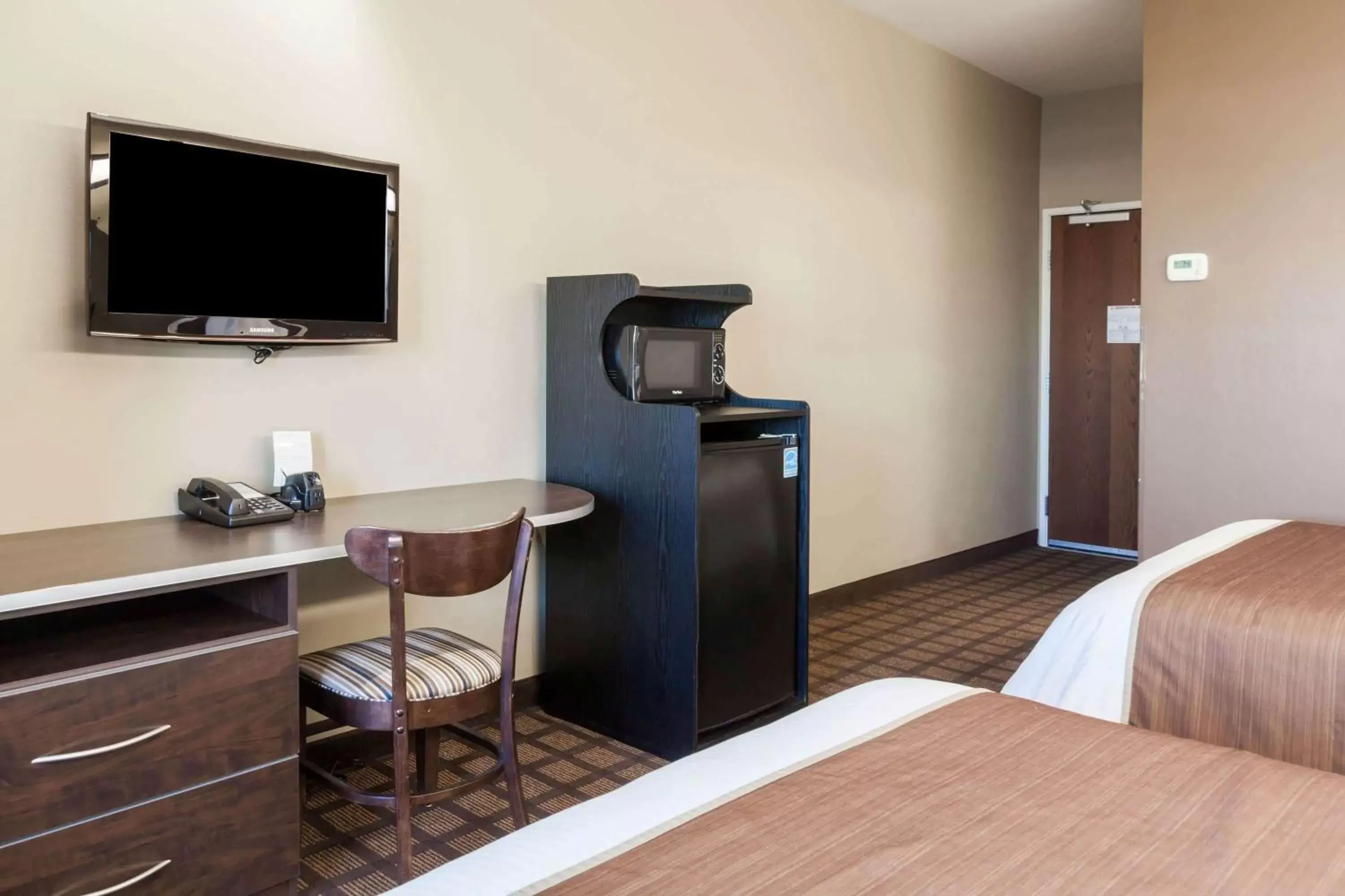 Photo of the whole room, TV/Entertainment Center in Microtel Inn & Suites by Wyndham Wheeler Ridge