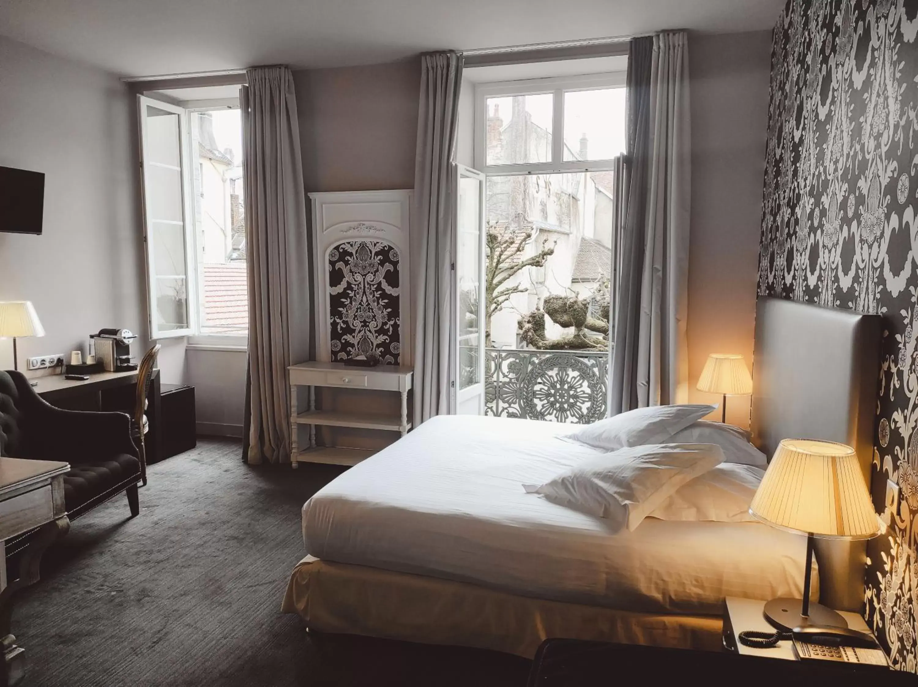 Bed in Hôtel de Paris