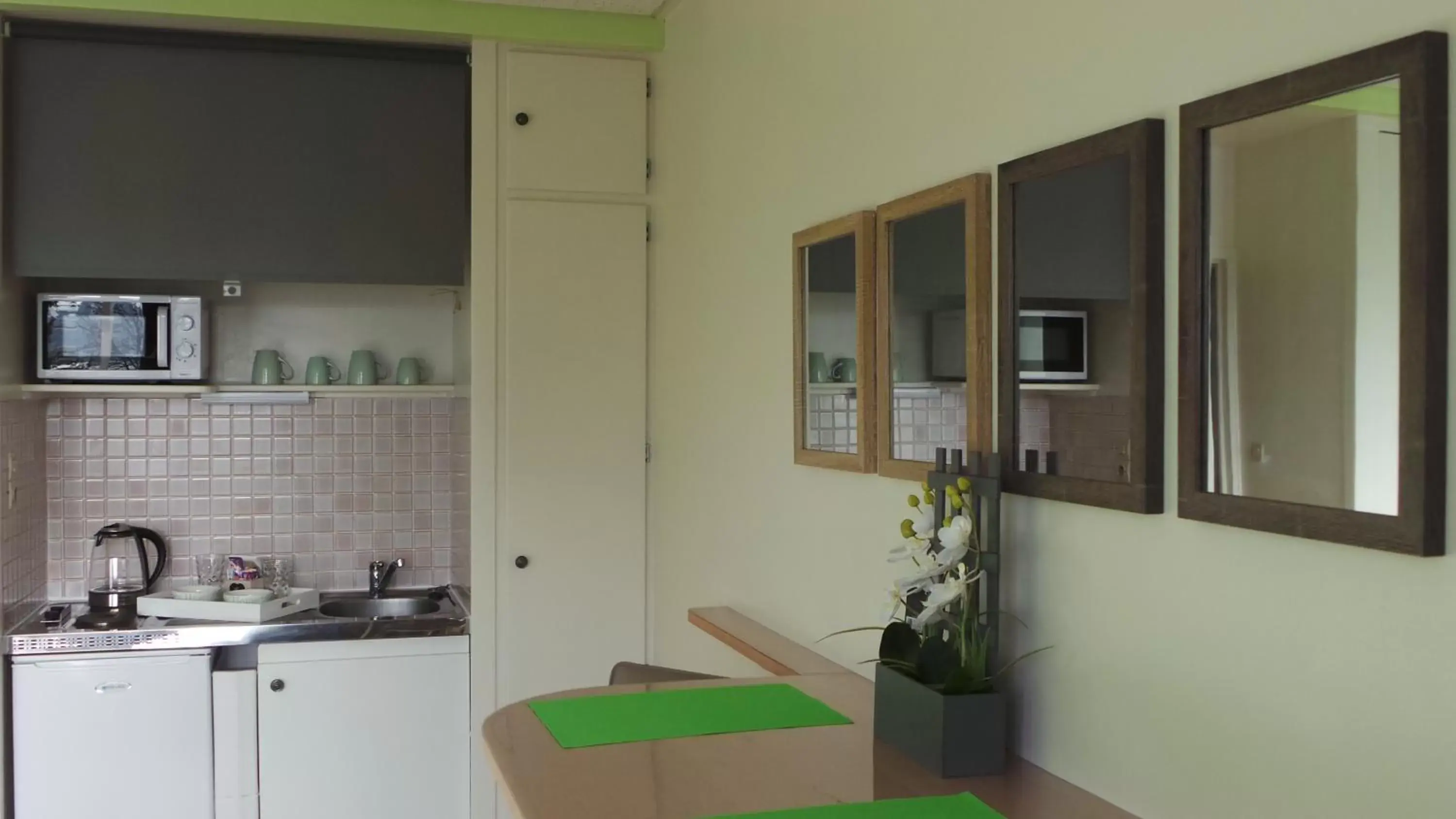 Property building, Kitchen/Kitchenette in Studios étape du Lac