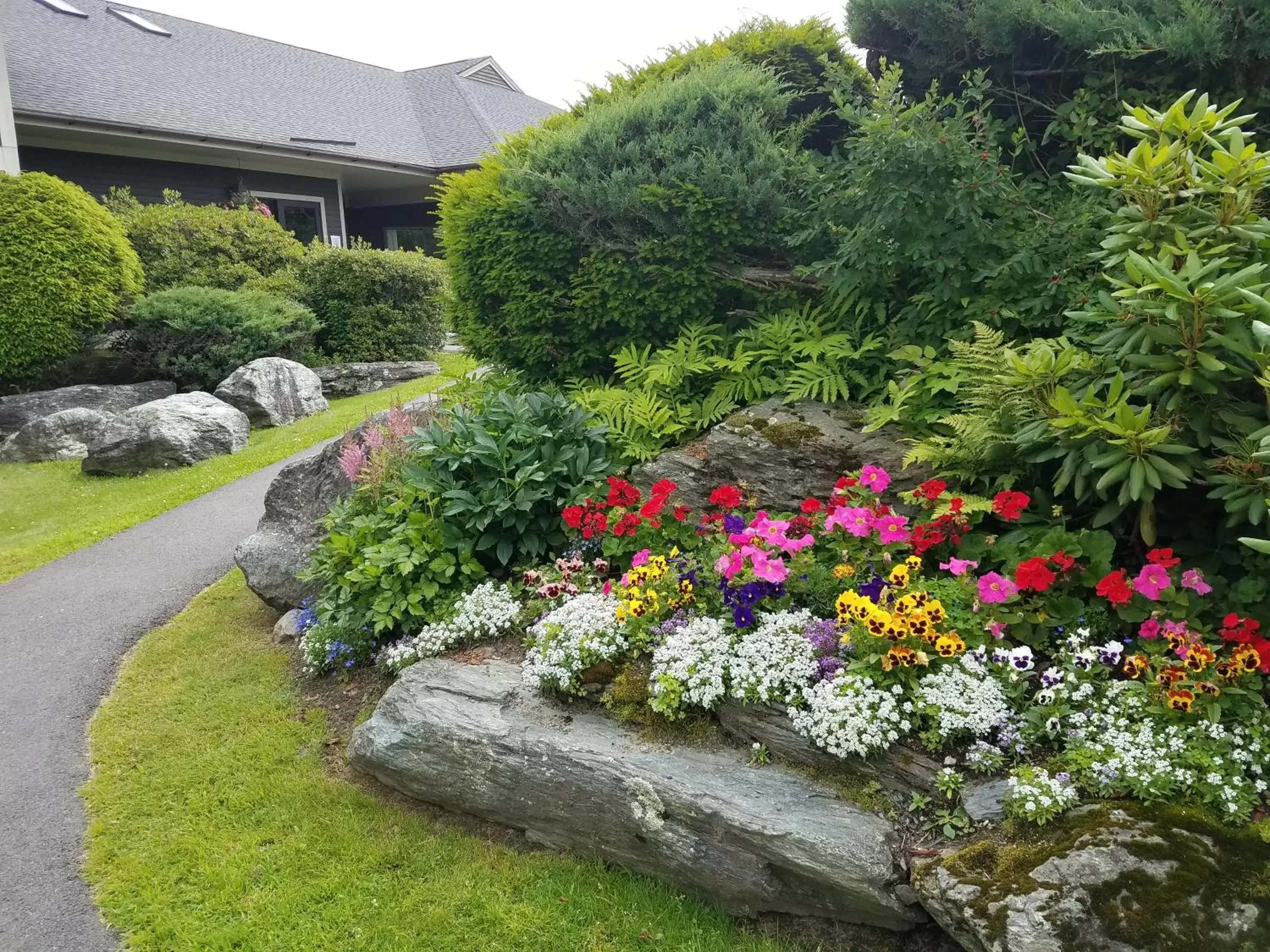 Garden in Commodores Inn