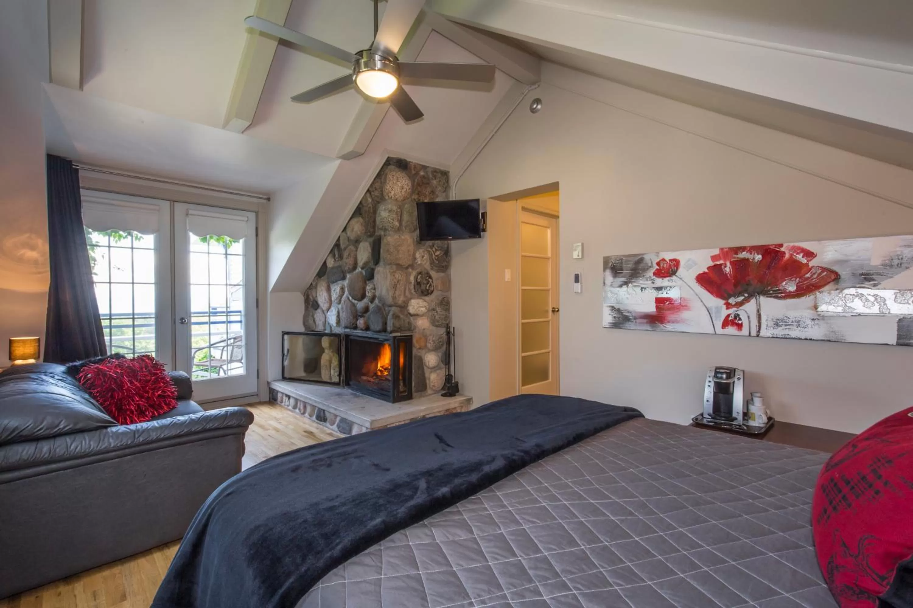 Bedroom, Bed in Auberge Fleurs de Lune