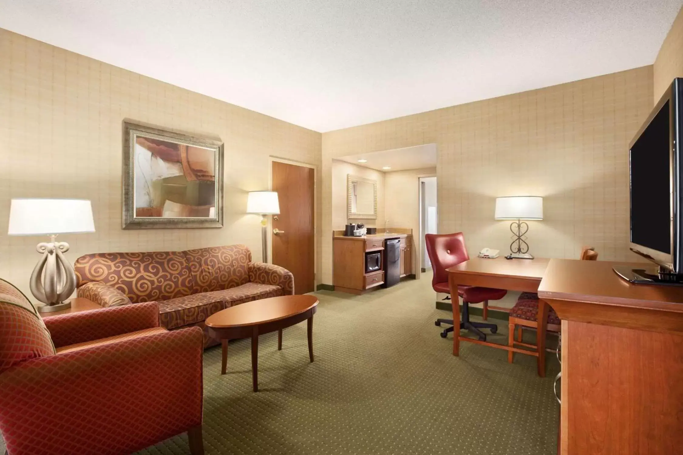 Bed, Seating Area in Embassy Suites Hot Springs - Hotel & Spa