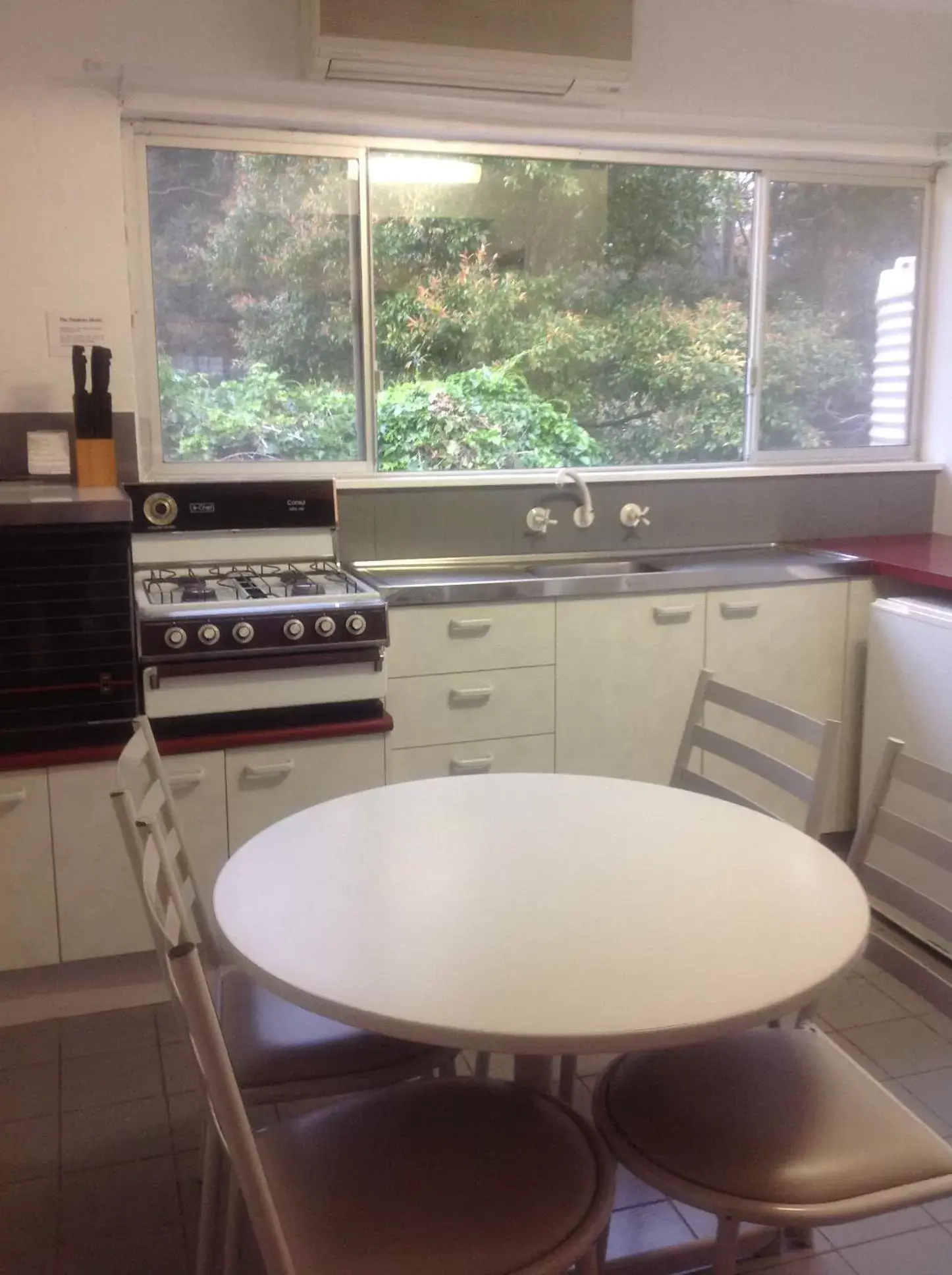 Kitchen/Kitchenette in Motel Farnboro