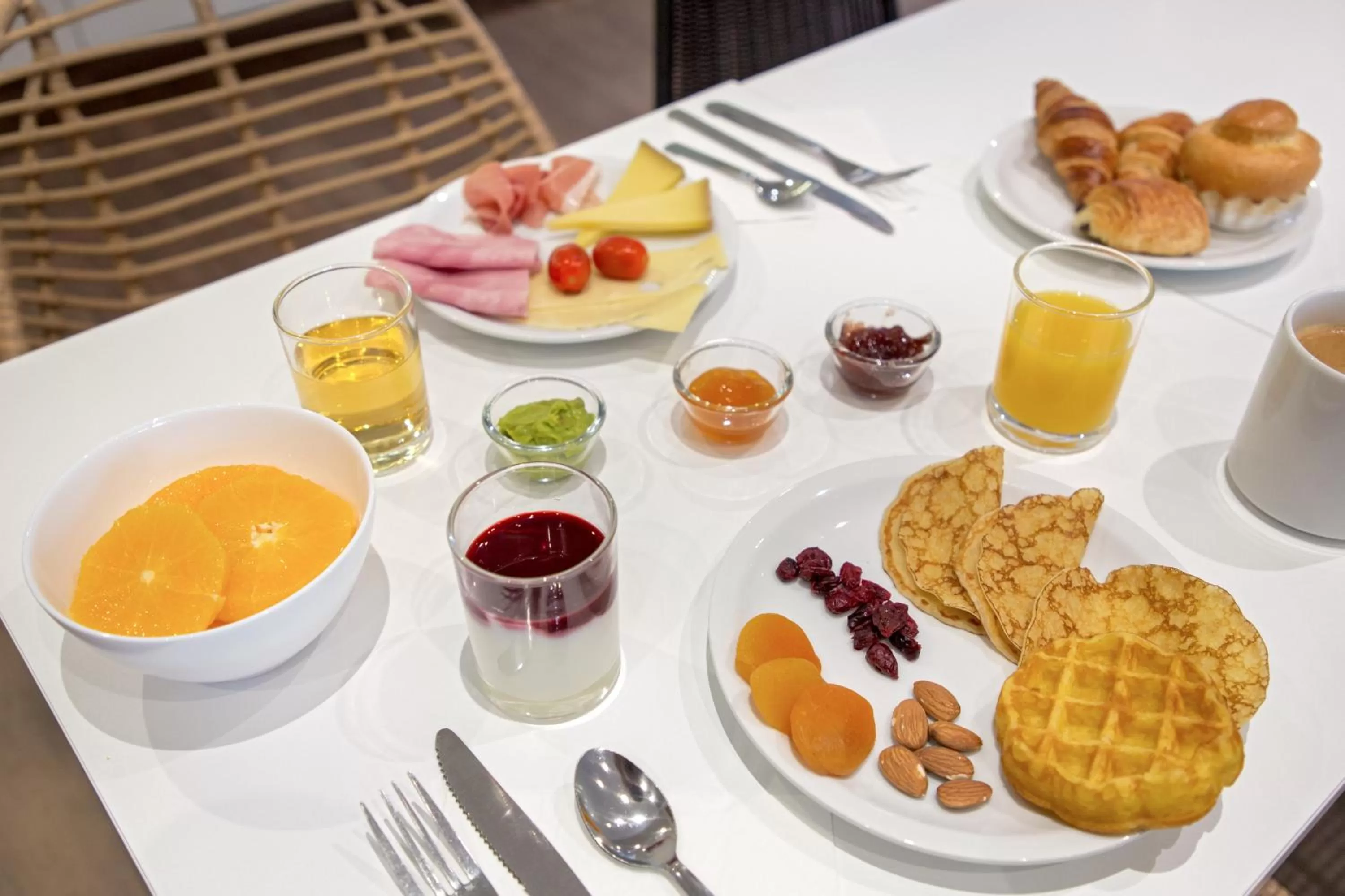 Food and drinks in Novotel Suites Perpignan Centre - Grandes Suites & Confort Centre-Ville