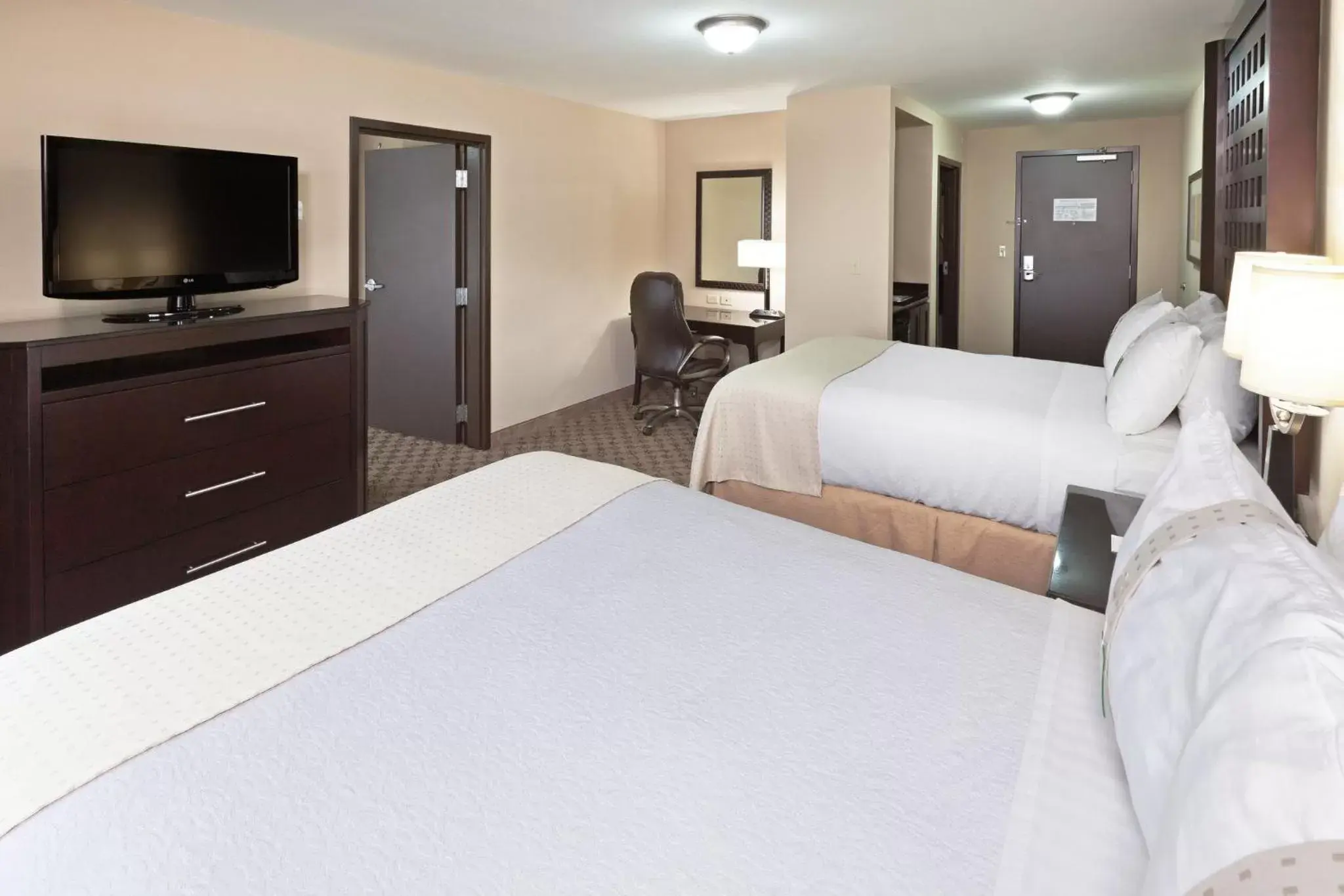 Photo of the whole room, Bed in Holiday Inn Hotel & Suites Tulsa South, an IHG Hotel